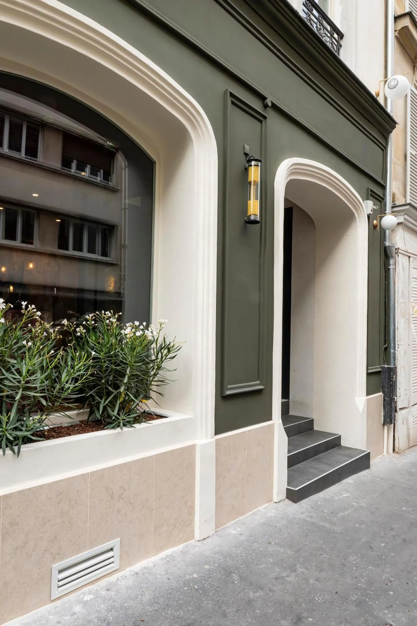 Property building in Hôtel Hiro Paris