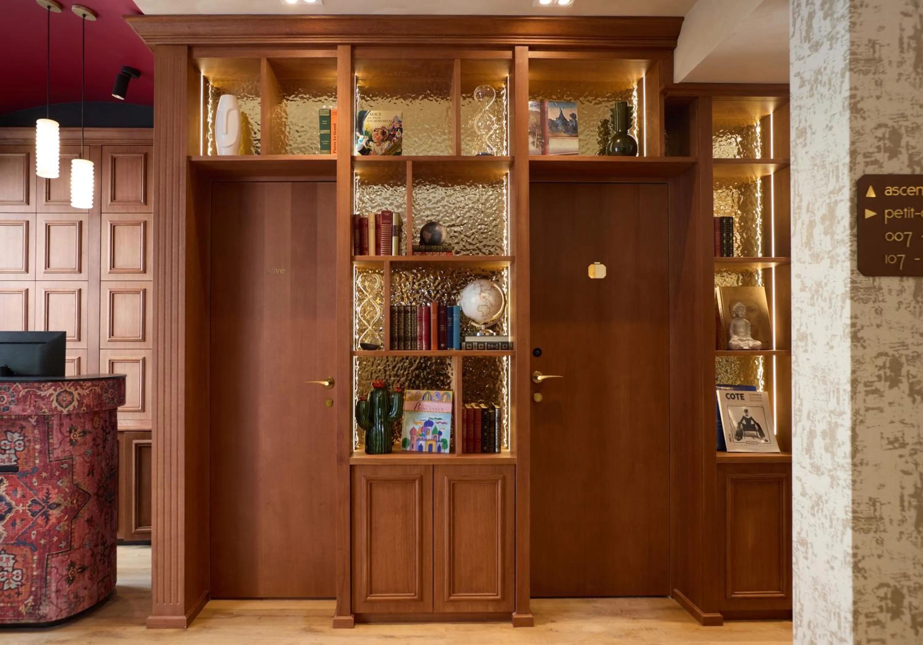 Library in Hôtel Hiro Paris