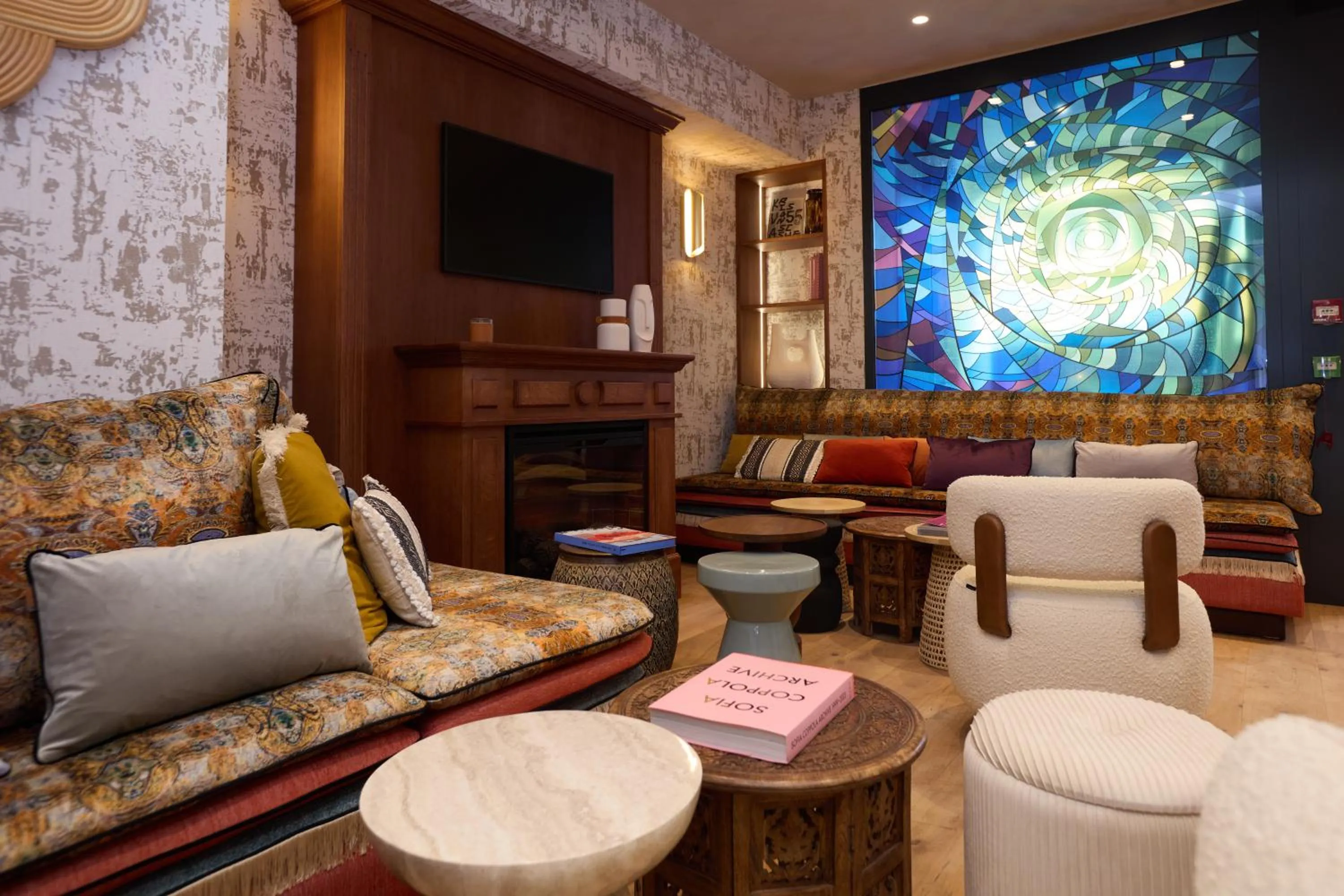 TV and multimedia in Hôtel Hiro Paris