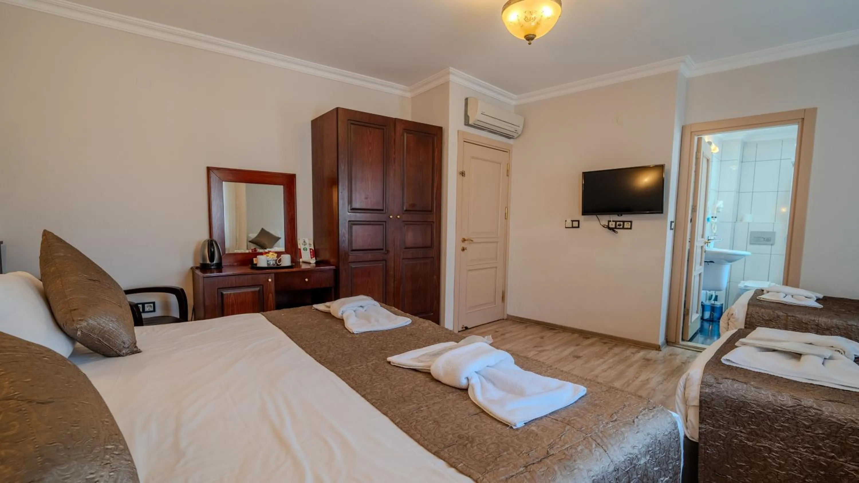 Photo of the whole room, Bed in Sultanahmet Cesme Hotel