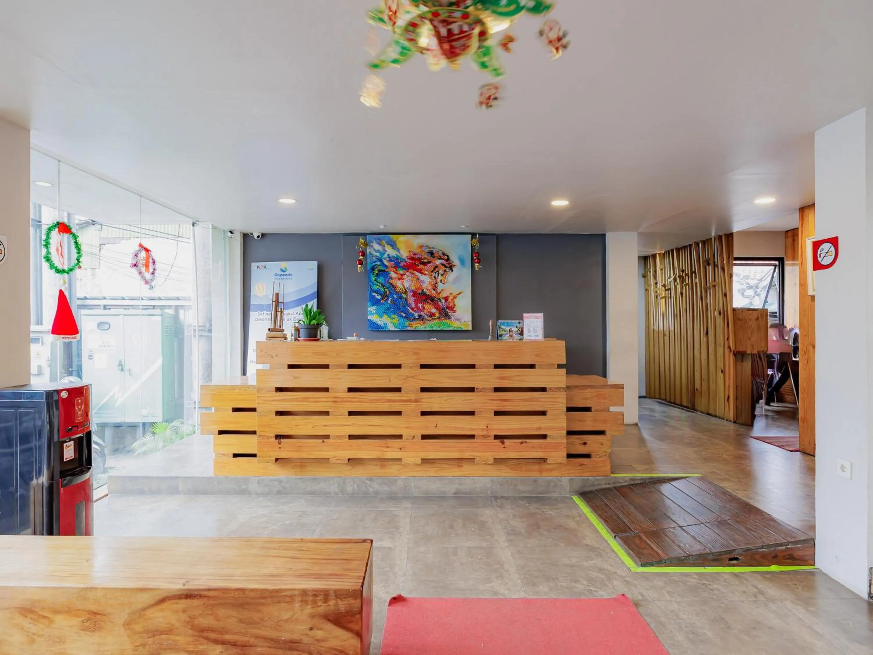 Lobby or reception in RedDoorz Plus near Asia Afrika 3