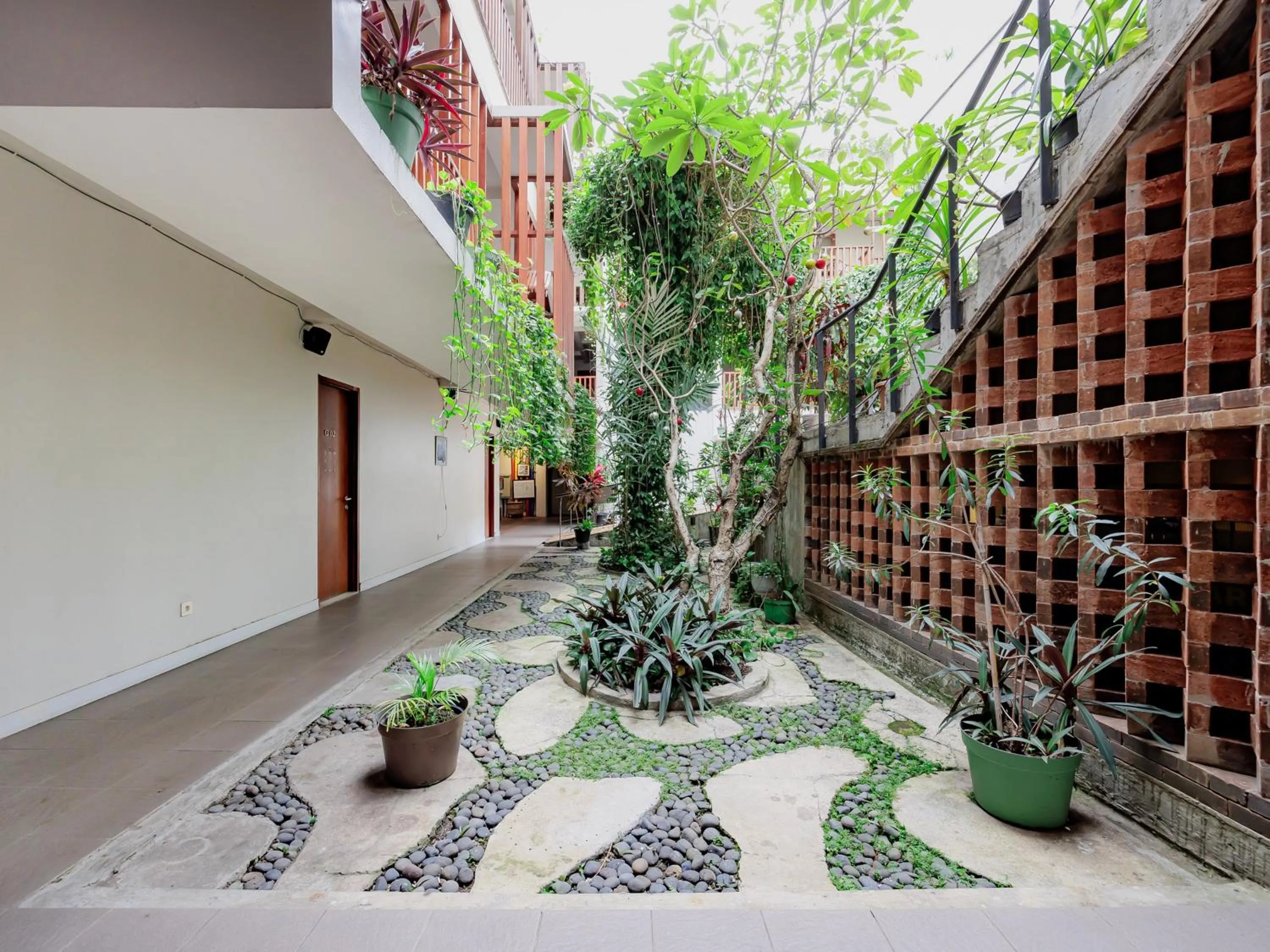 Facade/entrance in RedDoorz Plus near Asia Afrika 3