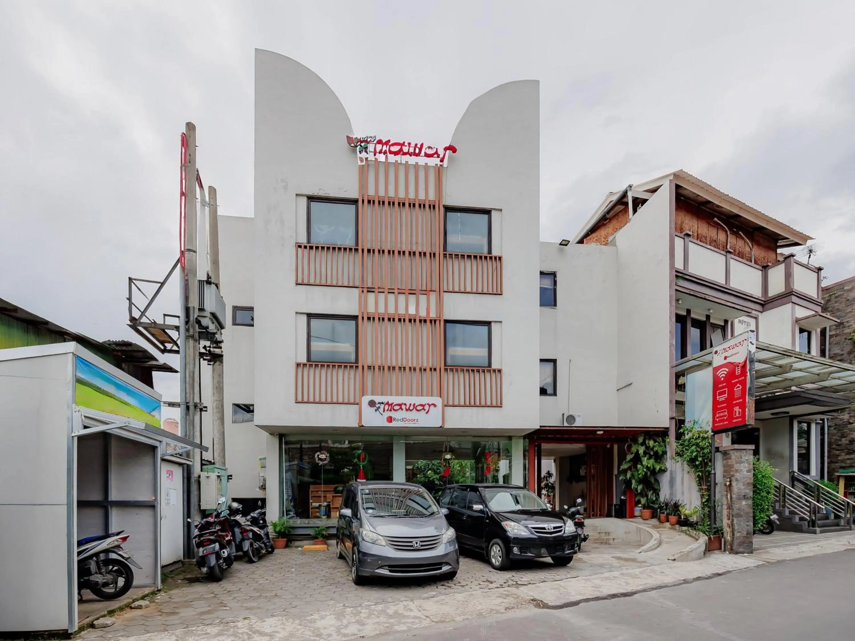 Facade/entrance in RedDoorz Plus near Asia Afrika 3