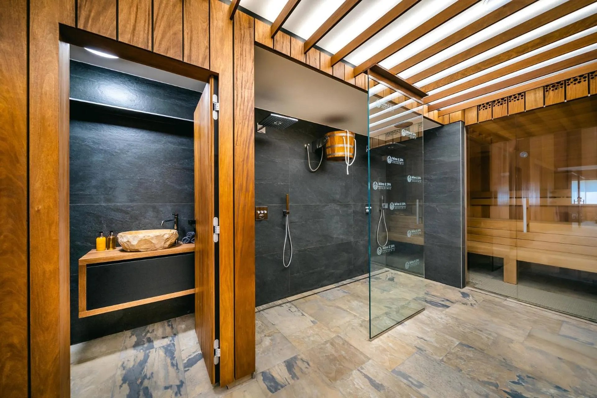 Shower in Hotel Akademie