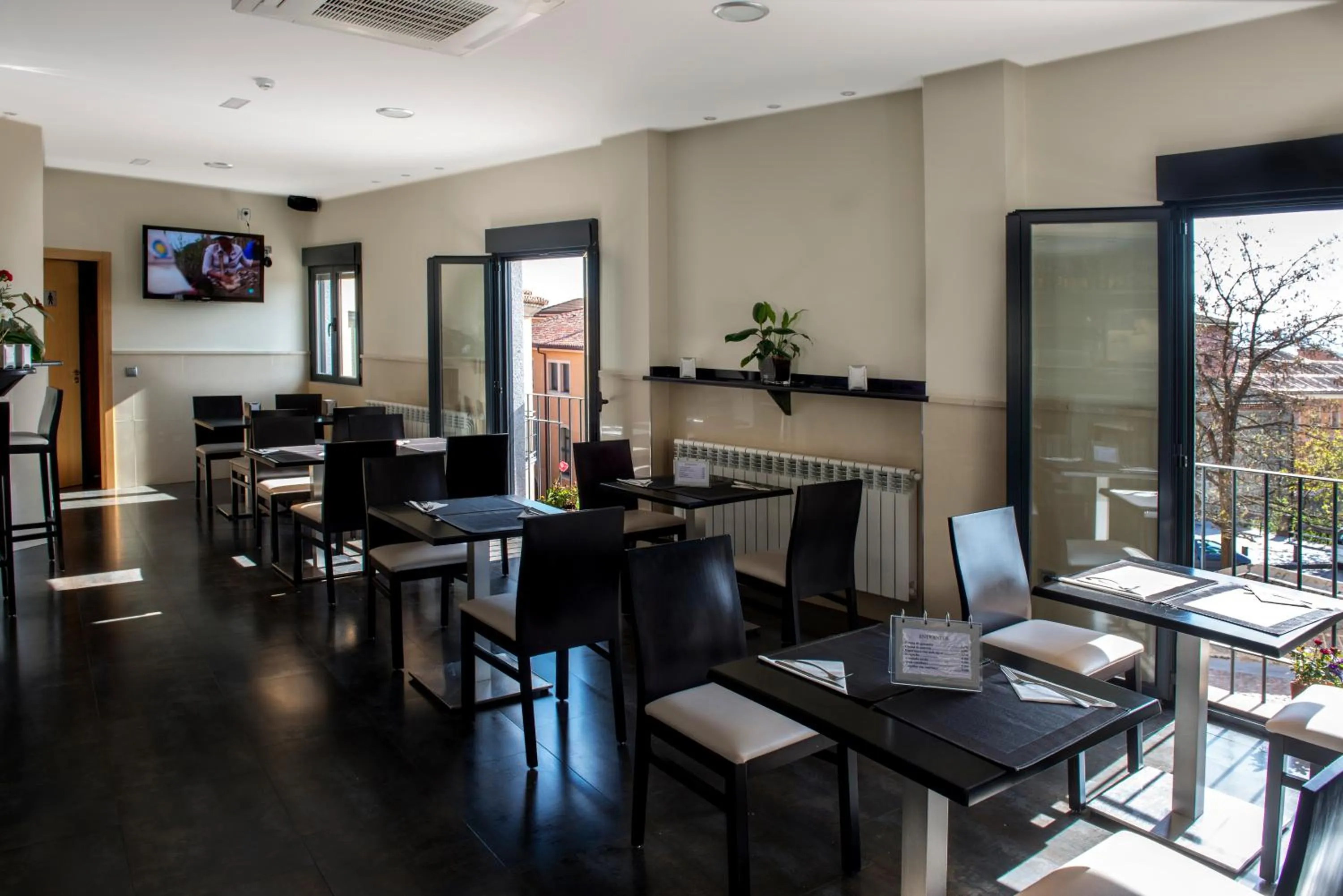 Restaurant/places to eat in Hotel Puerta de la Santa