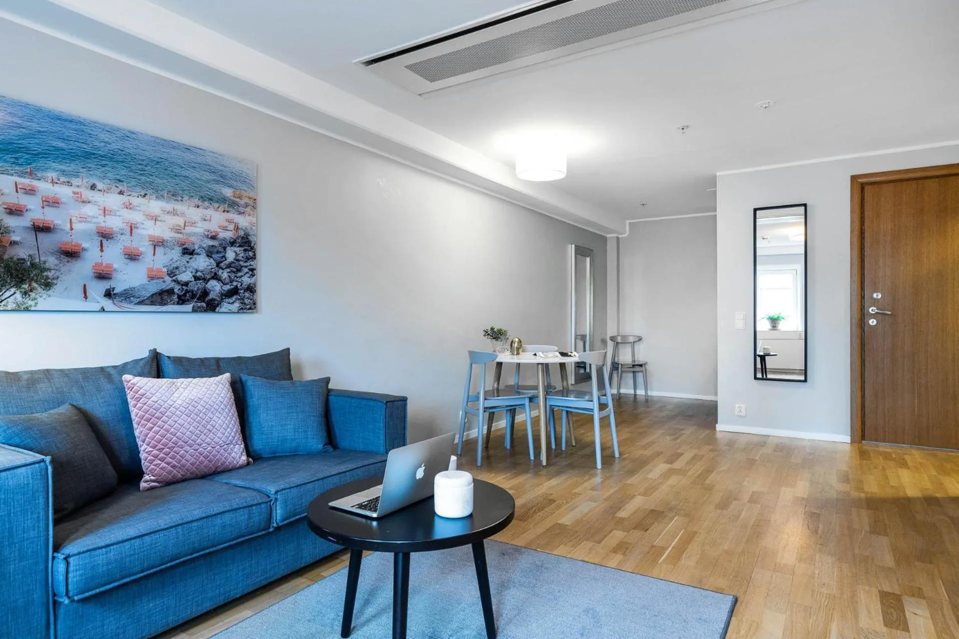 Living room in Biz Apartment Gärdet