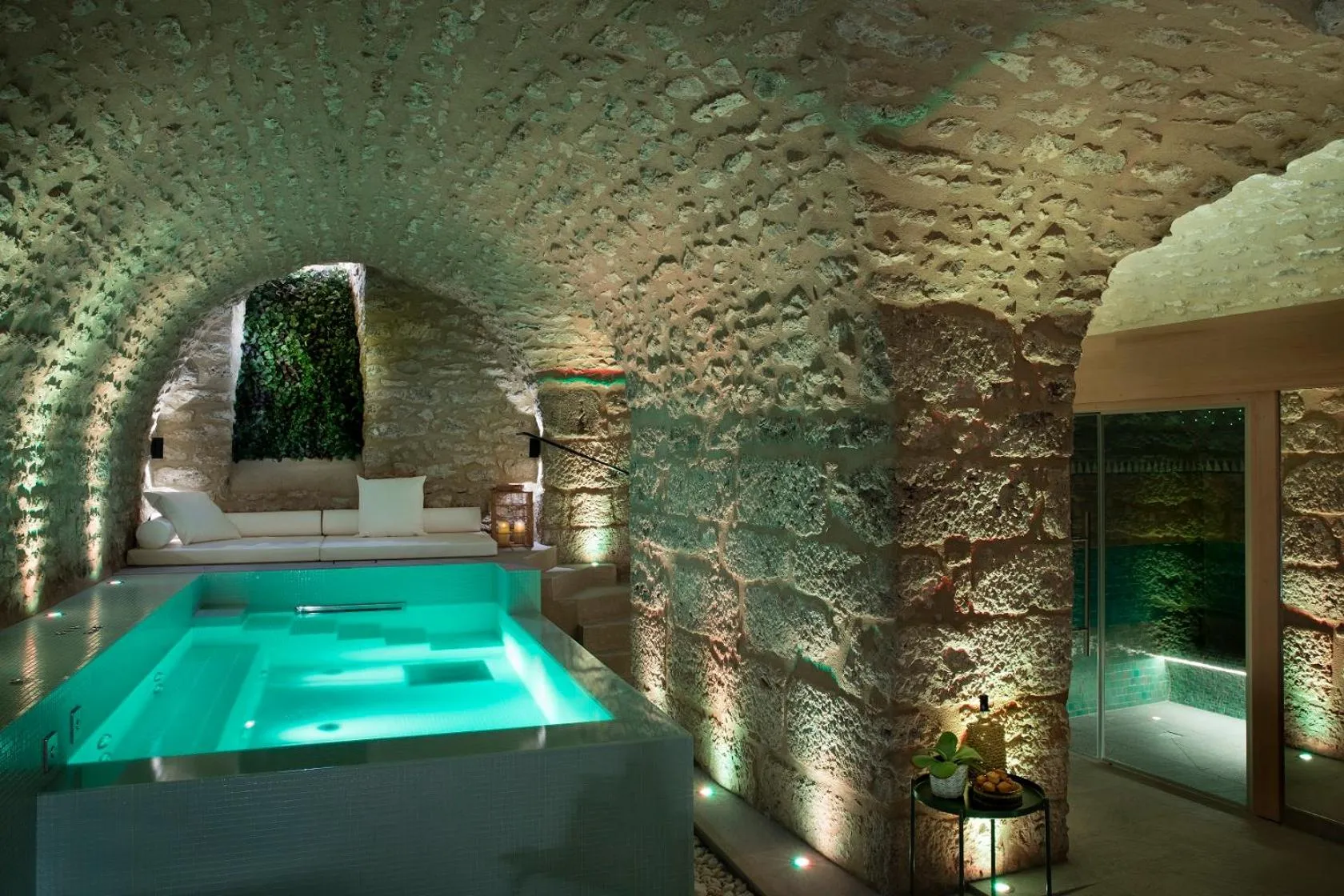 Hot Tub in Hotel De France