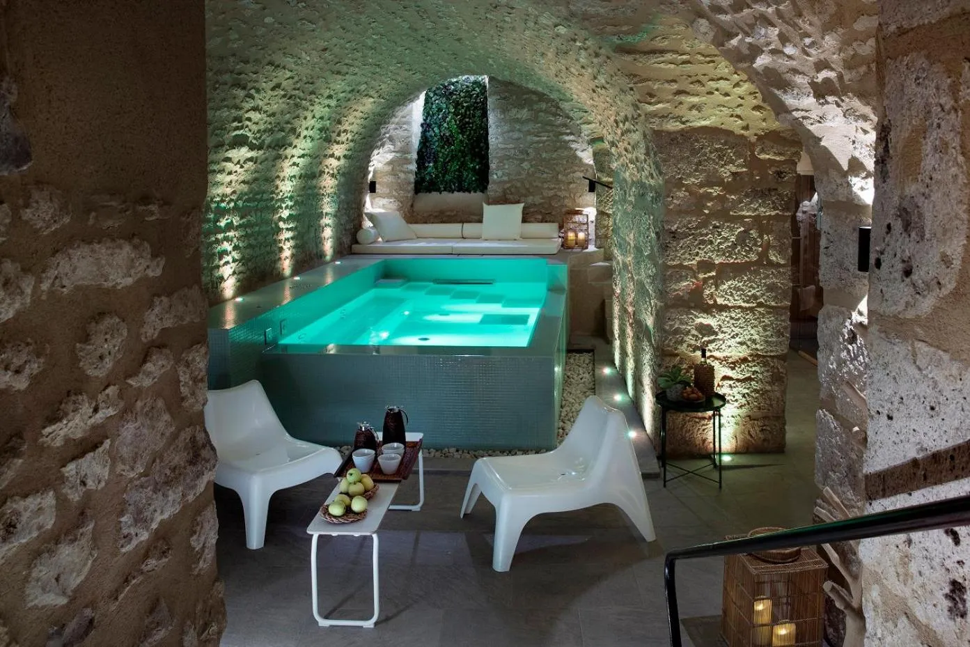 Hot Tub in Hotel De France