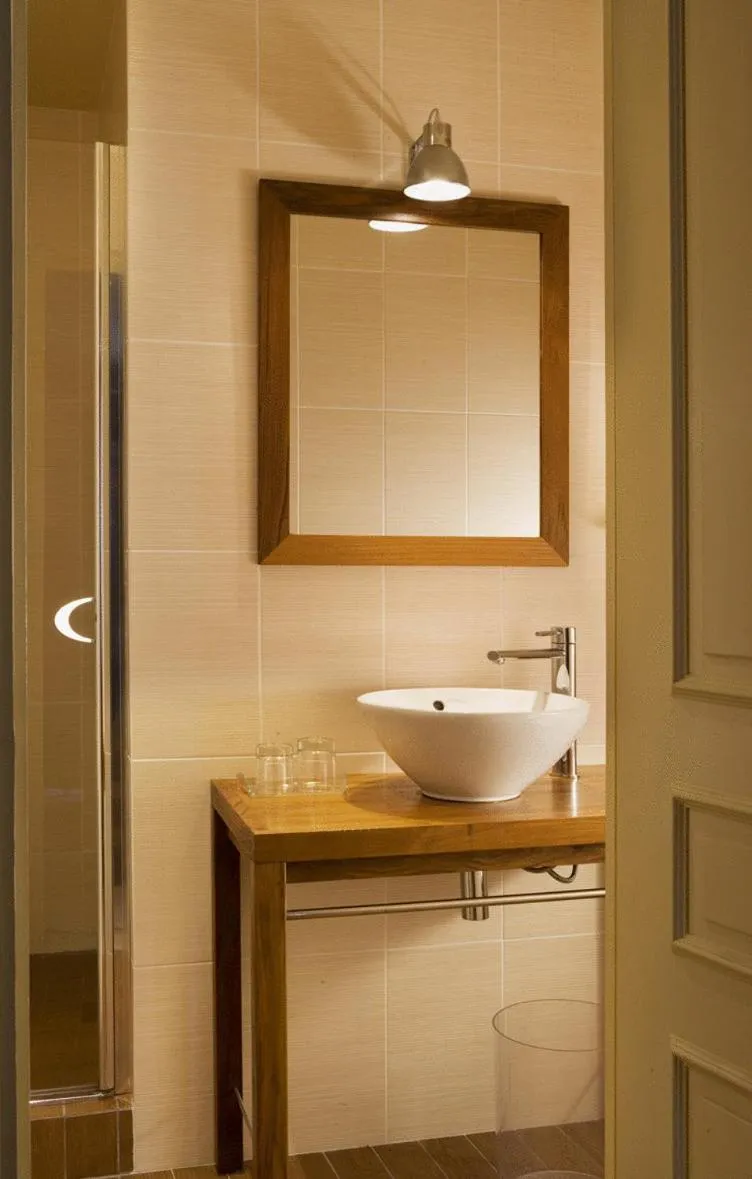 Bathroom in Hotel De France