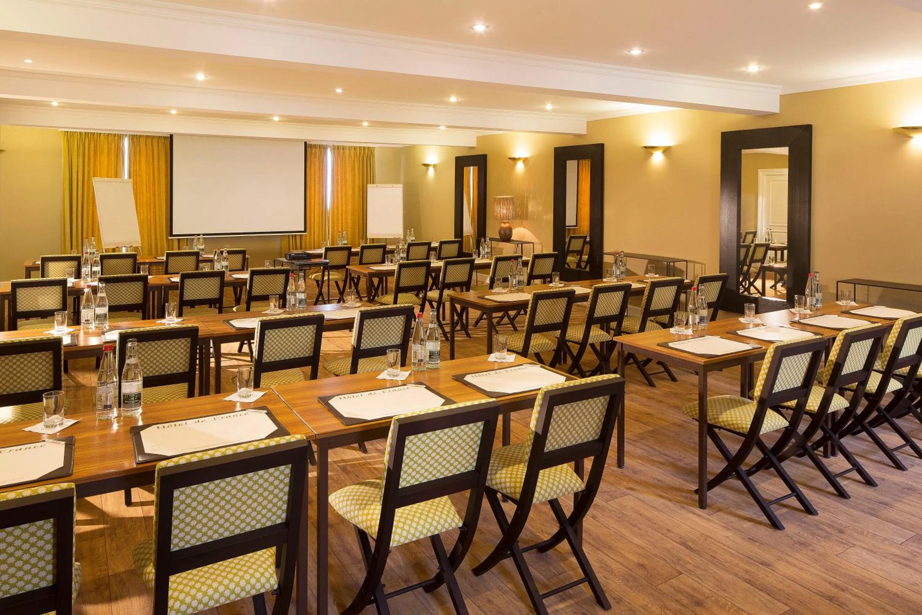 On-site shops in Hotel De France