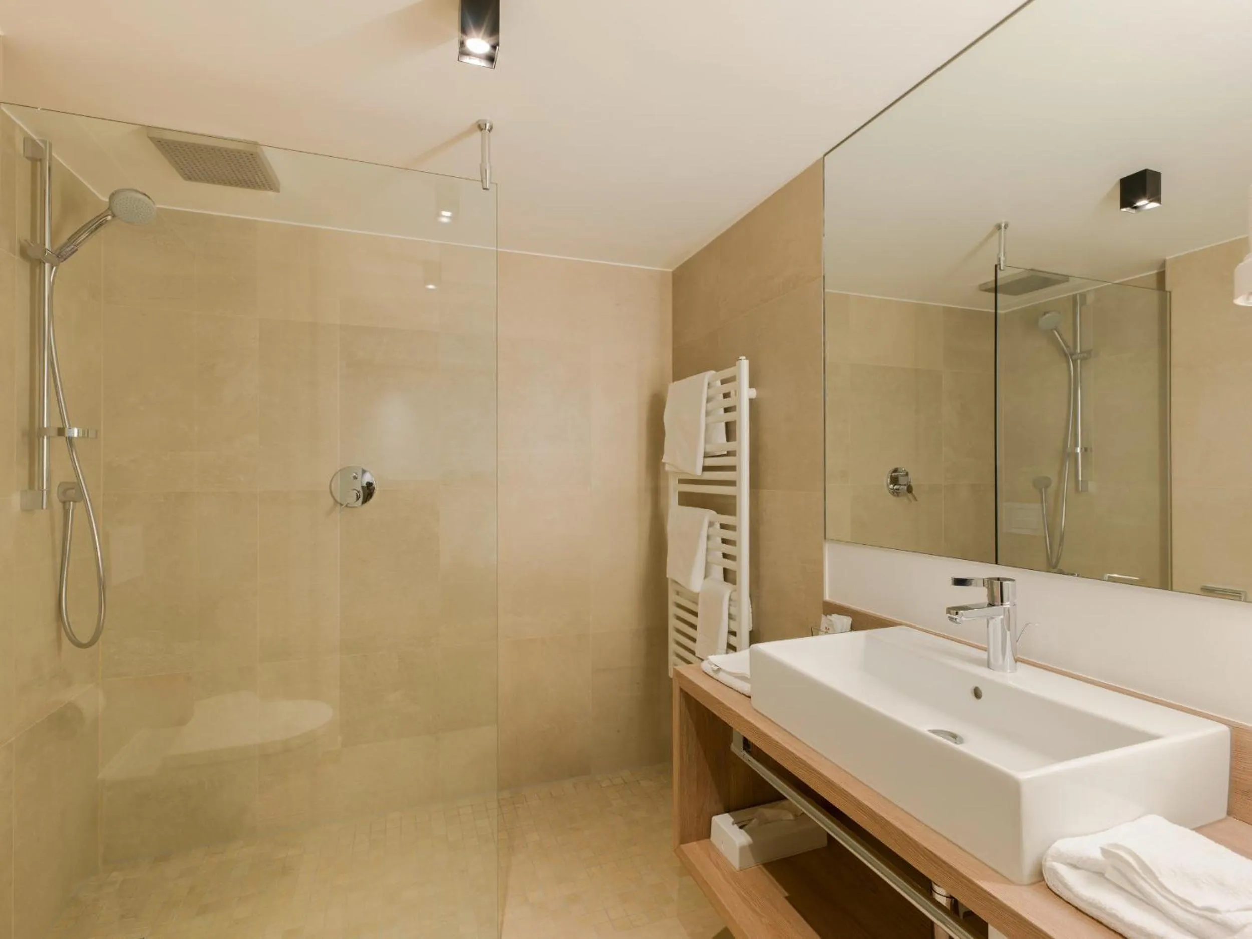 Bathroom in Quality Hosts Arlberg - Hotel Goldenes Kreuz B&B