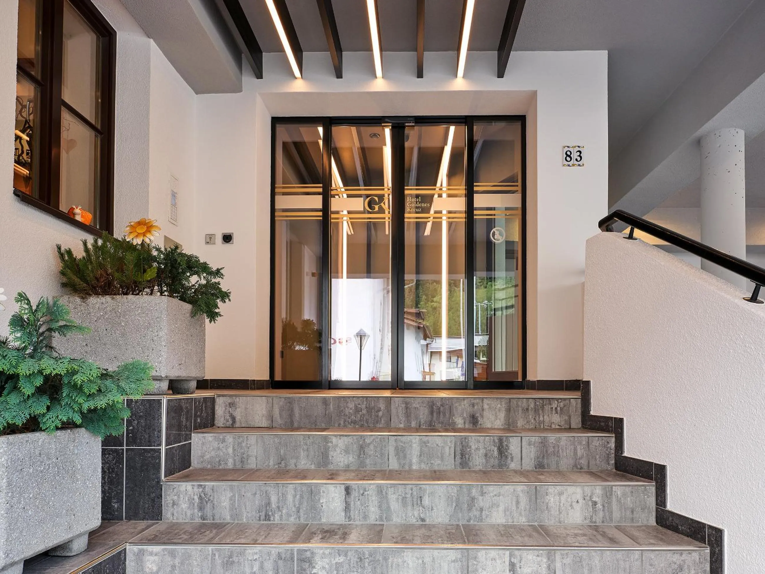 Facade/entrance in Quality Hosts Arlberg - Hotel Goldenes Kreuz B&B