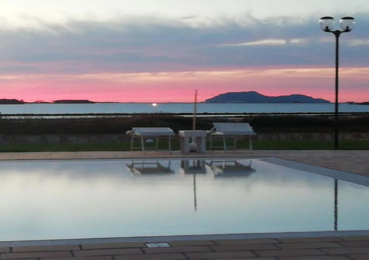 Swimming pool in Oasi Guzzetta Hotel&Case Vacanze