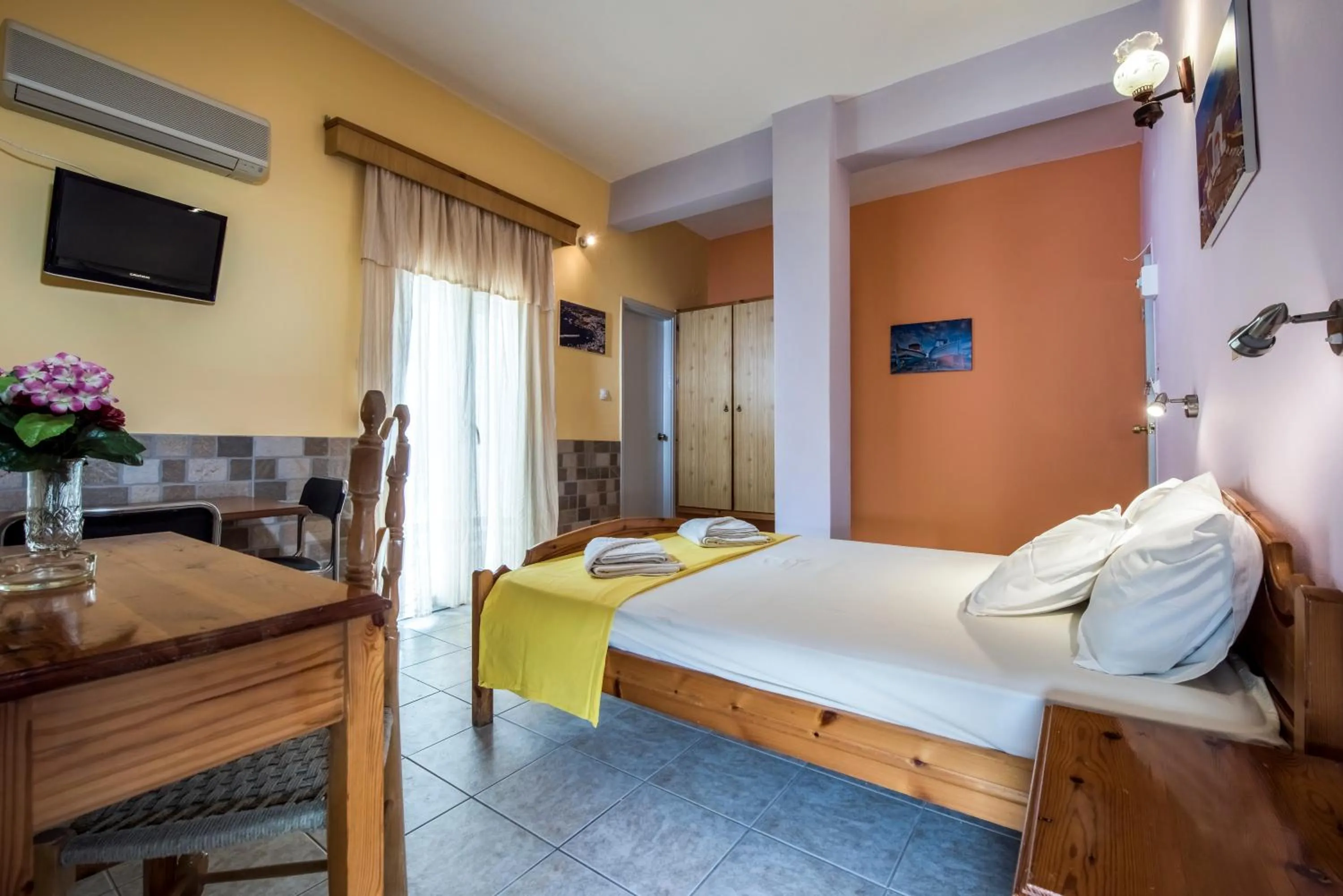 Photo of the whole room, Bed in Elefteria Hotel