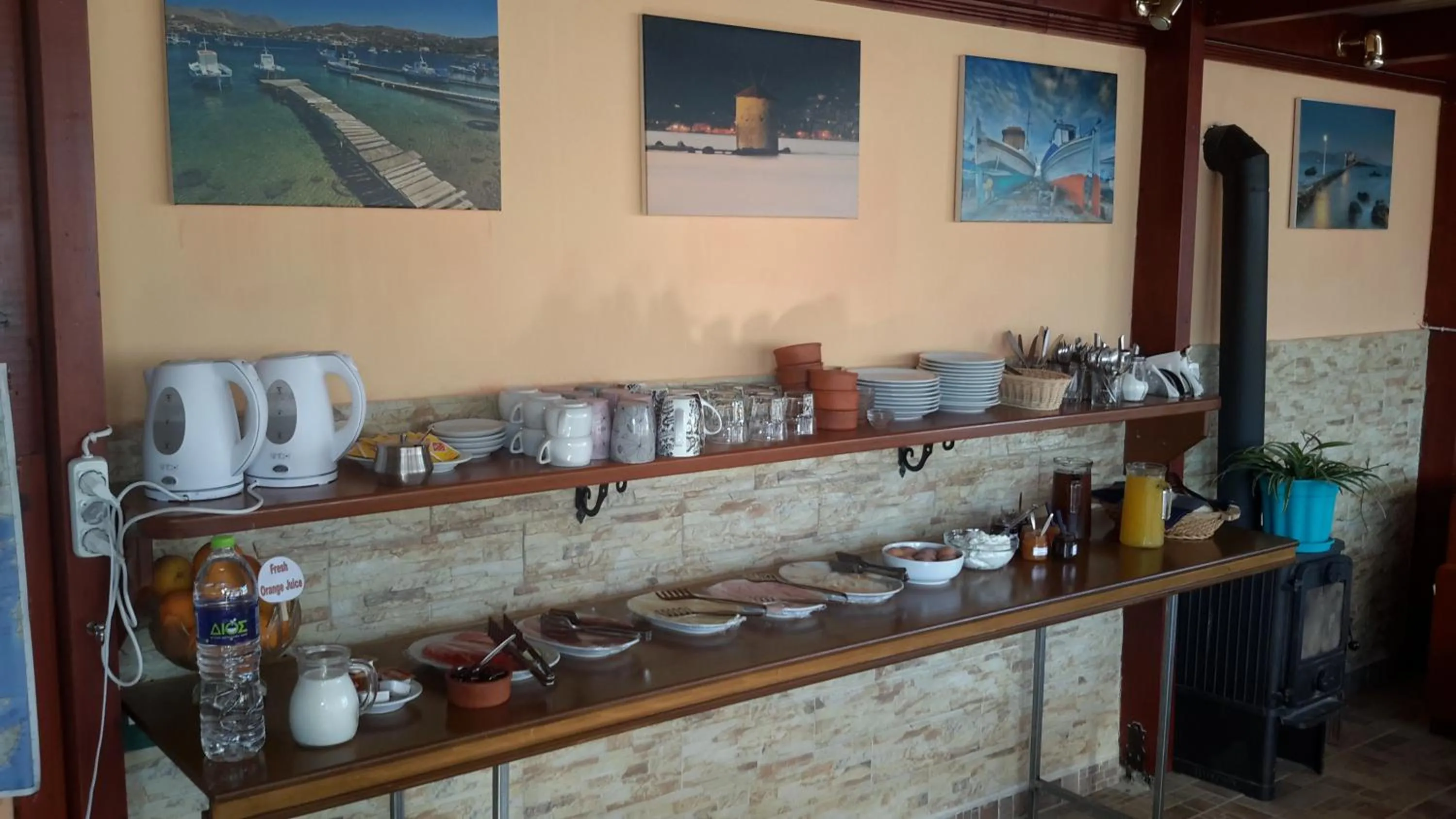 Restaurant/places to eat in Elefteria Hotel