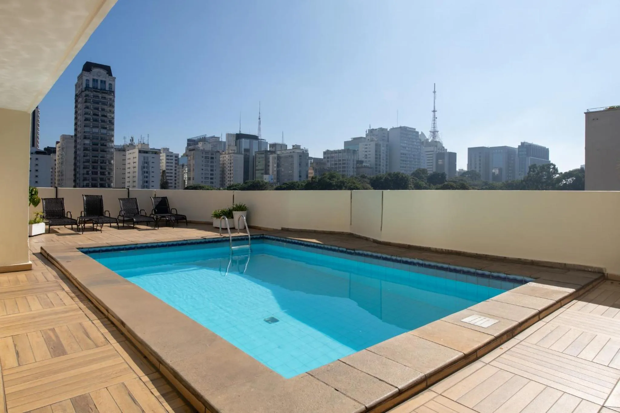 Swimming pool in Hotel Trianon Paulista