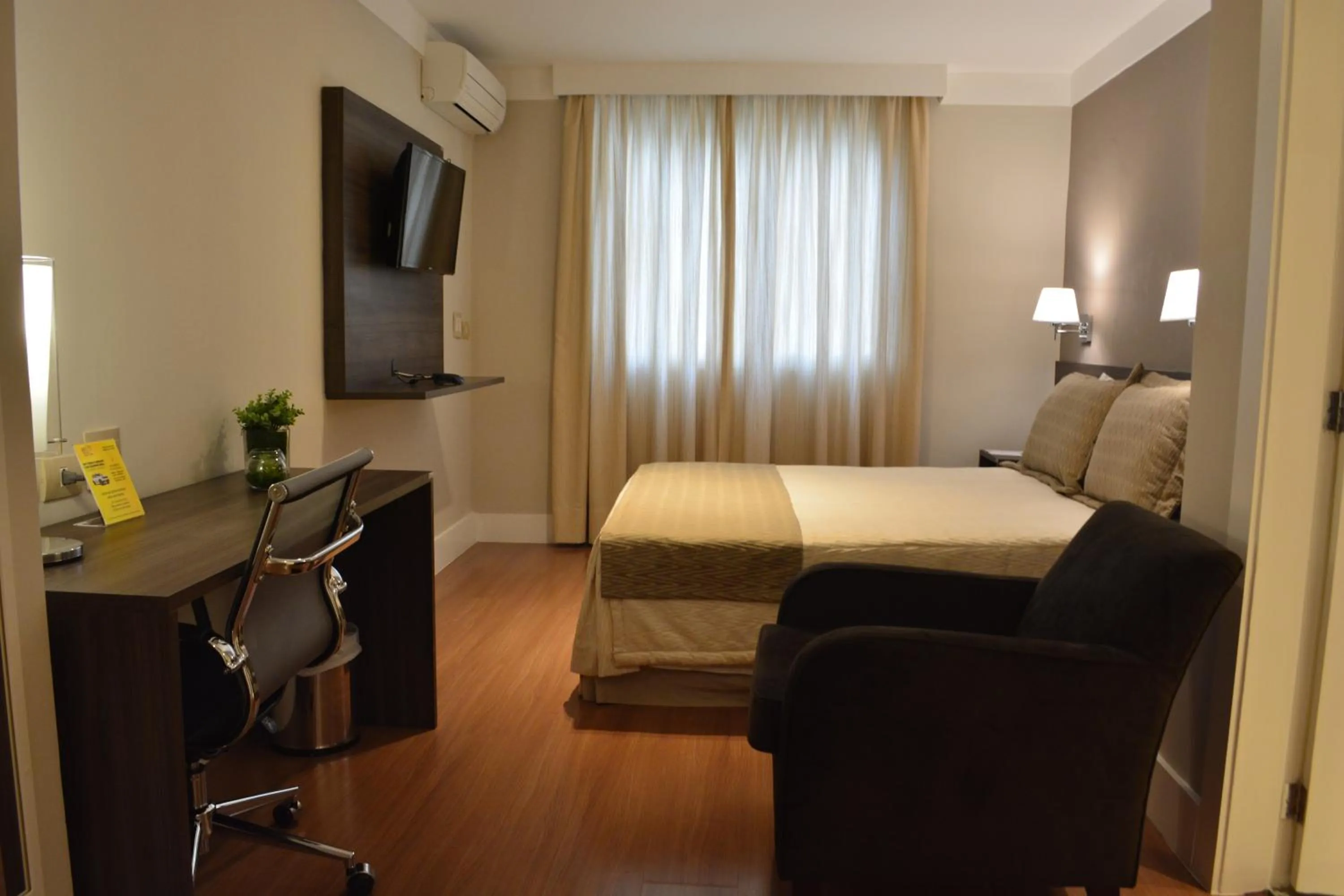 Bedroom, Bed in Hotel Trianon Paulista
