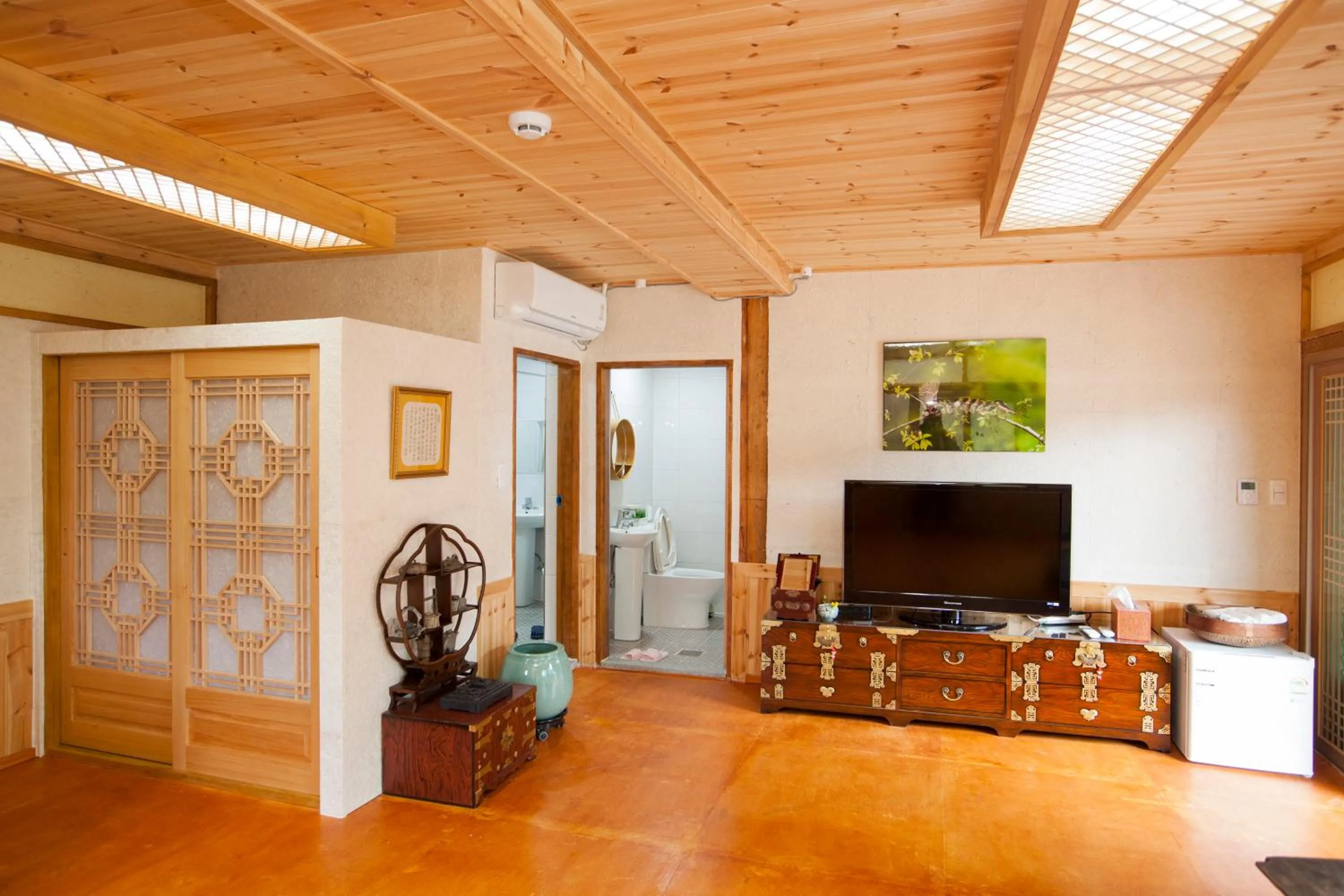 TV and multimedia in The Hanok