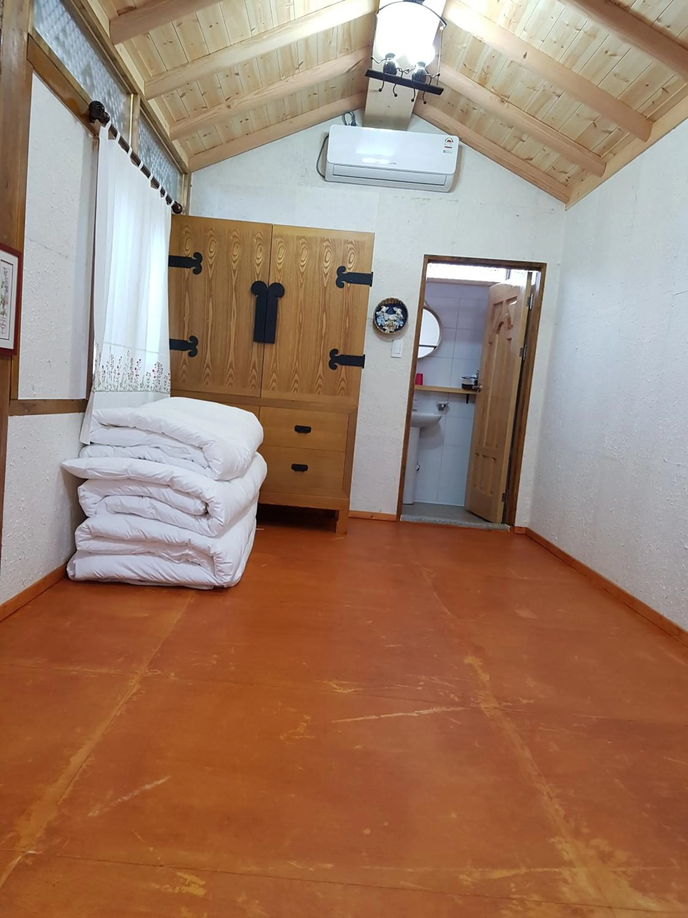 Photo of the whole room, Bed in The Hanok