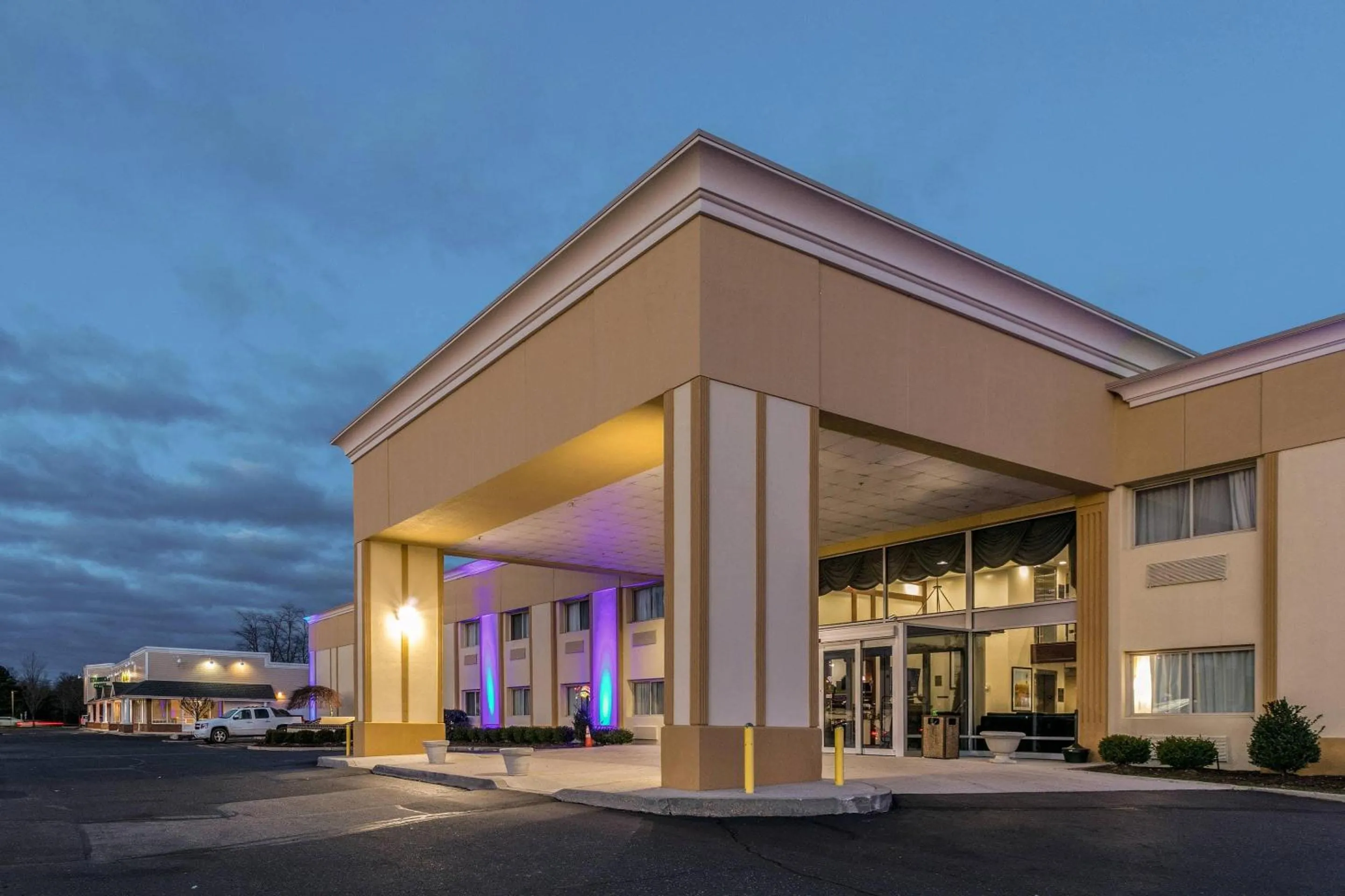 Property building in Comfort Inn Medford-Long Island