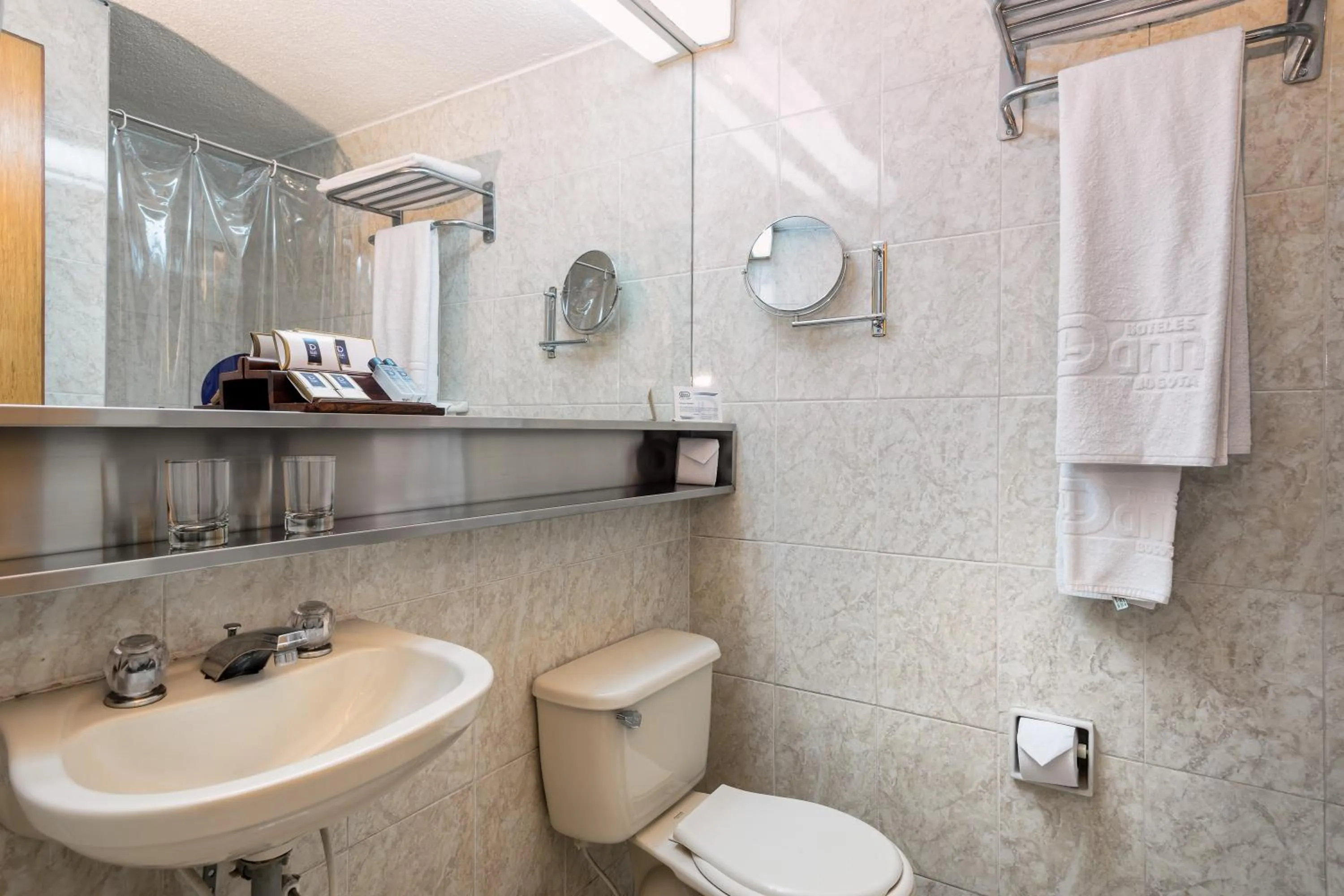 Bathroom in Hotel Dann Av. 19