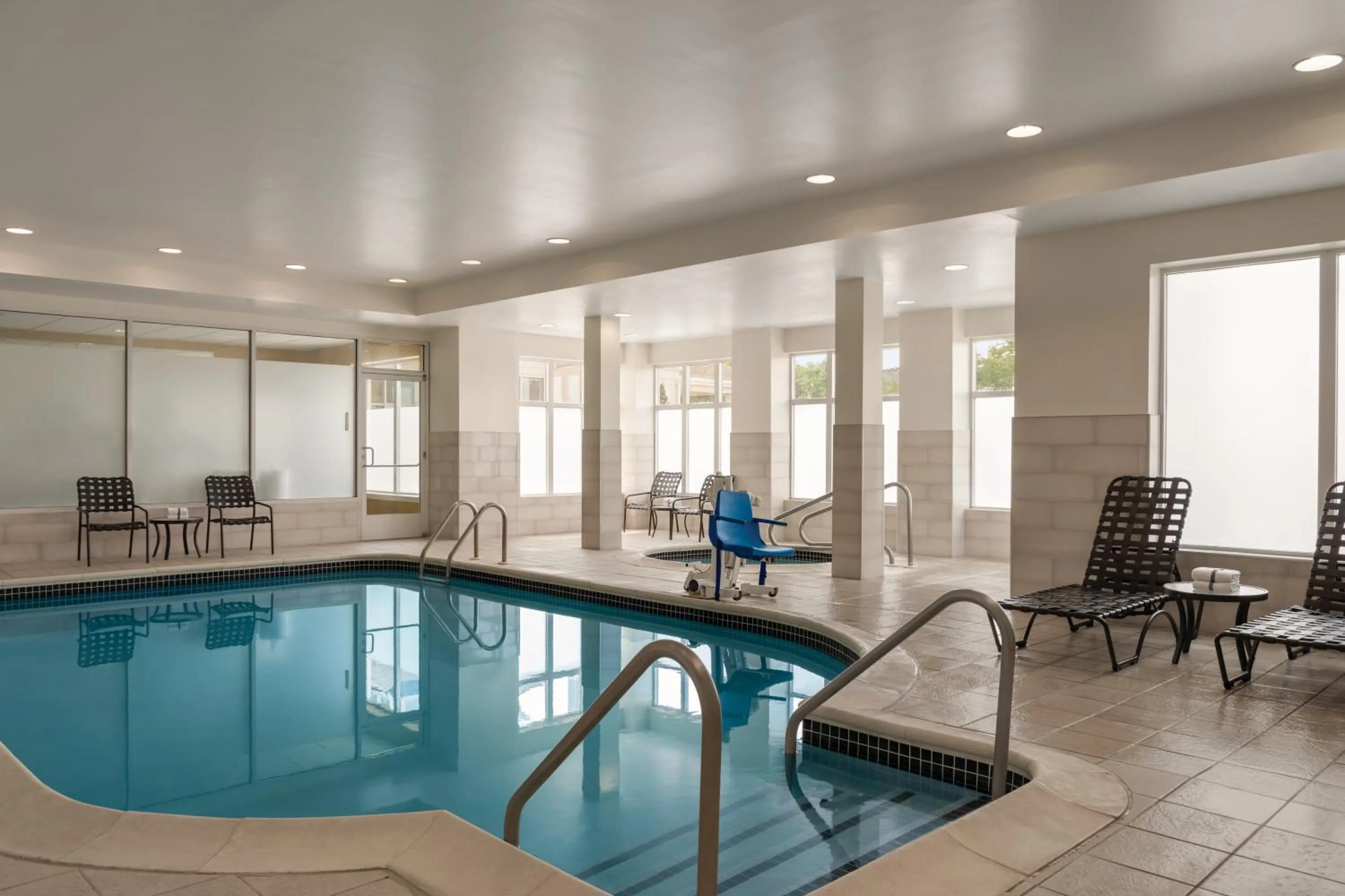 Swimming pool in Hilton Garden Inn Allentown Bethlehem Airport