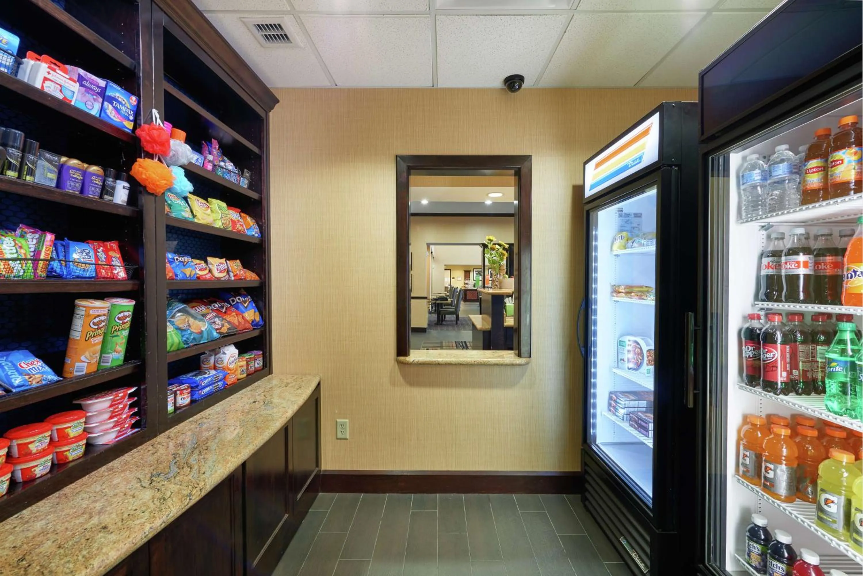 On-site shops in Hampton Inn Sweetwater