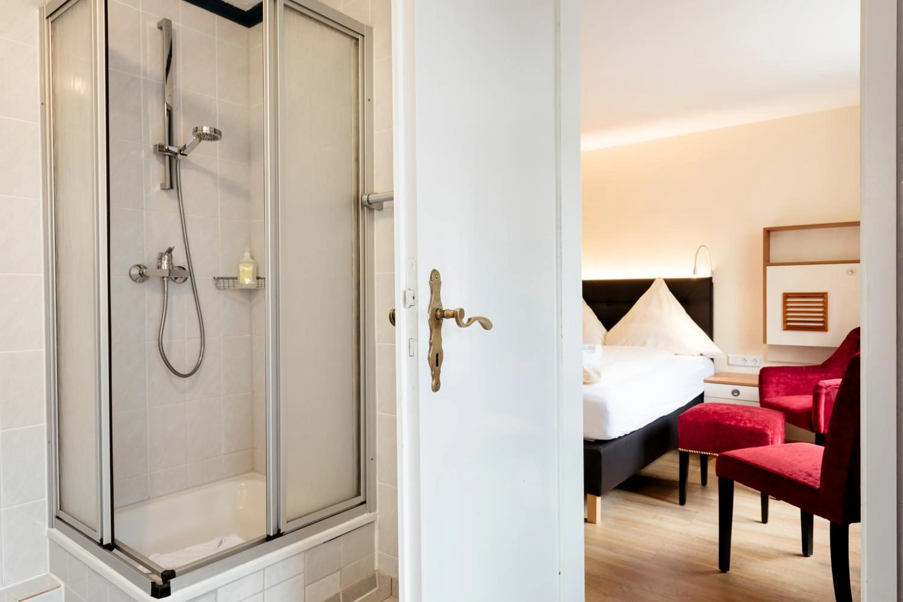 Shower, Bed in Hotel Helgolandia