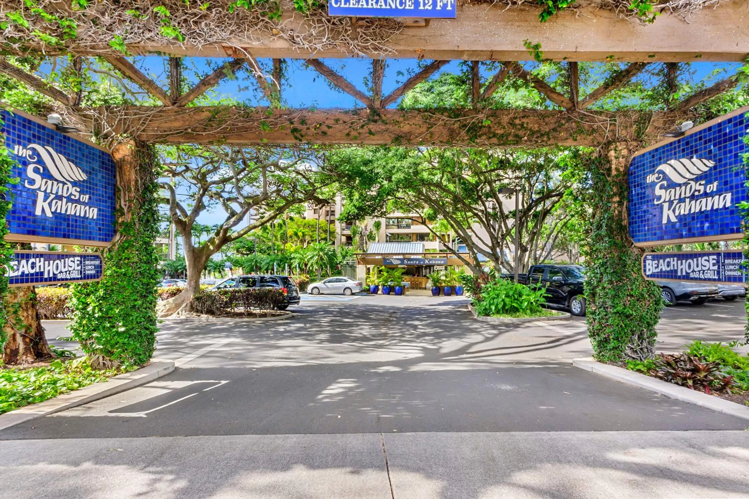 Facade/entrance in Sands of Kahana Vacation Club