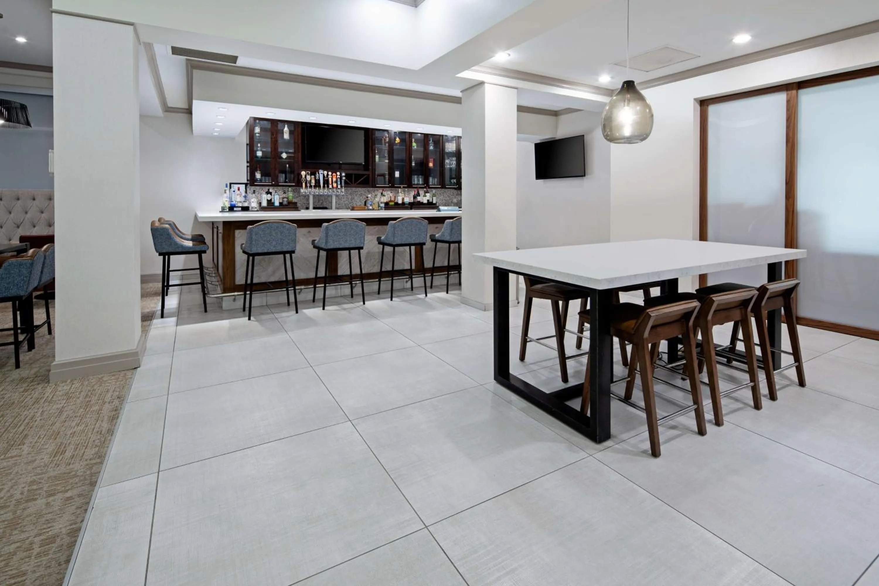 Lounge or bar in Hilton Garden Inn Albuquerque Airport