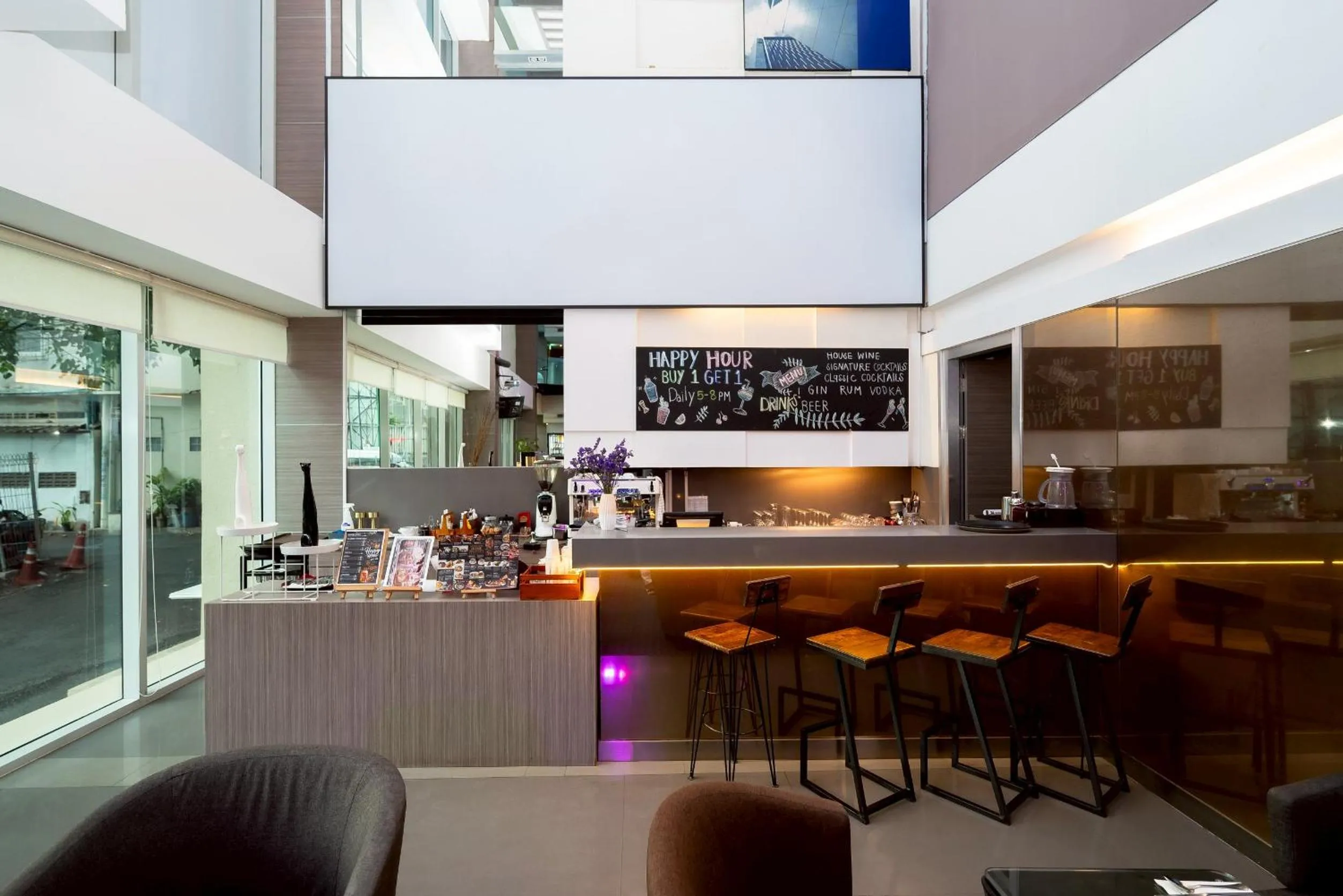 Restaurant/places to eat in Hilton Garden Inn Bangkok Silom