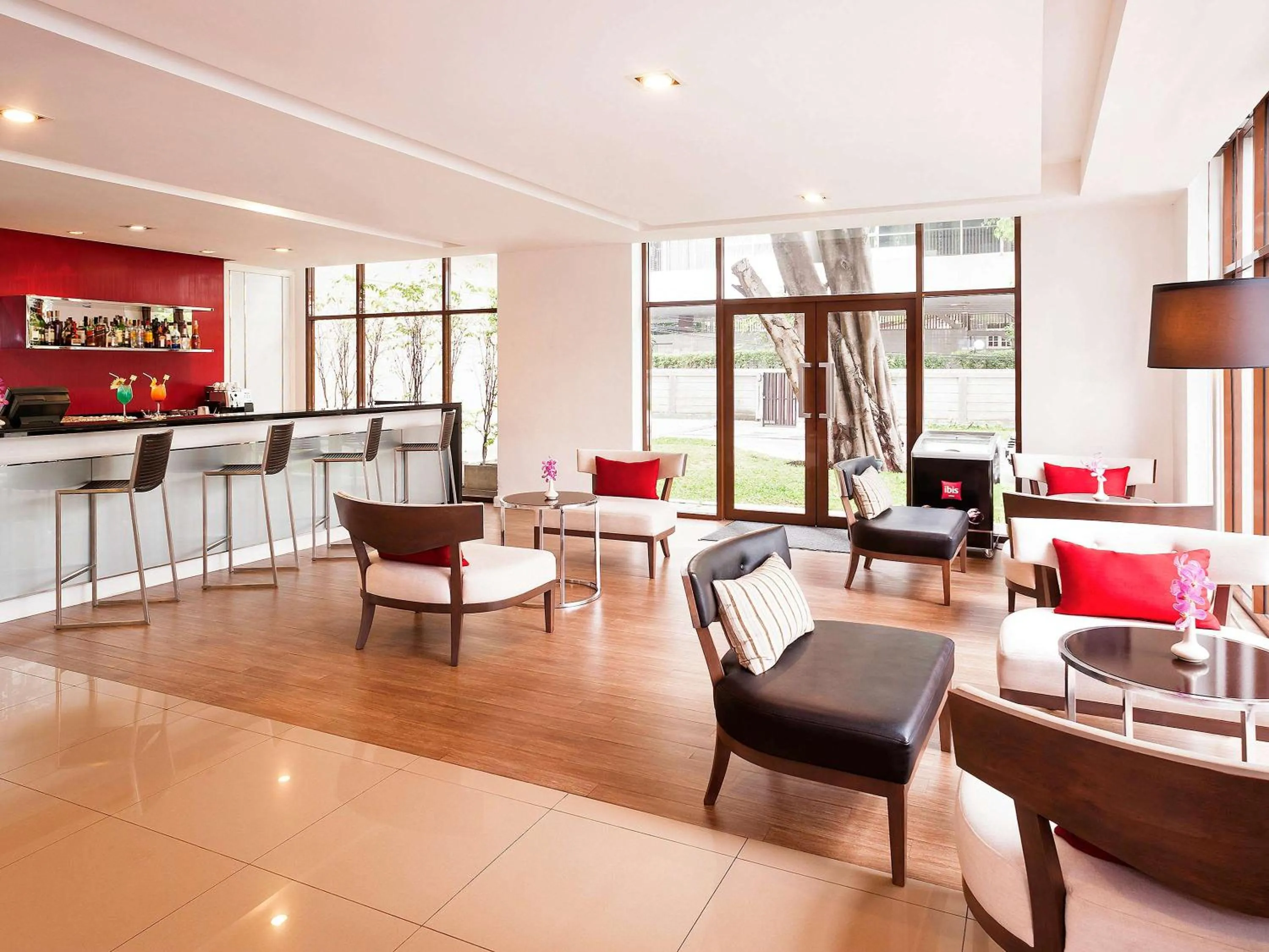 Lounge or bar in Ibis Bangkok Riverside