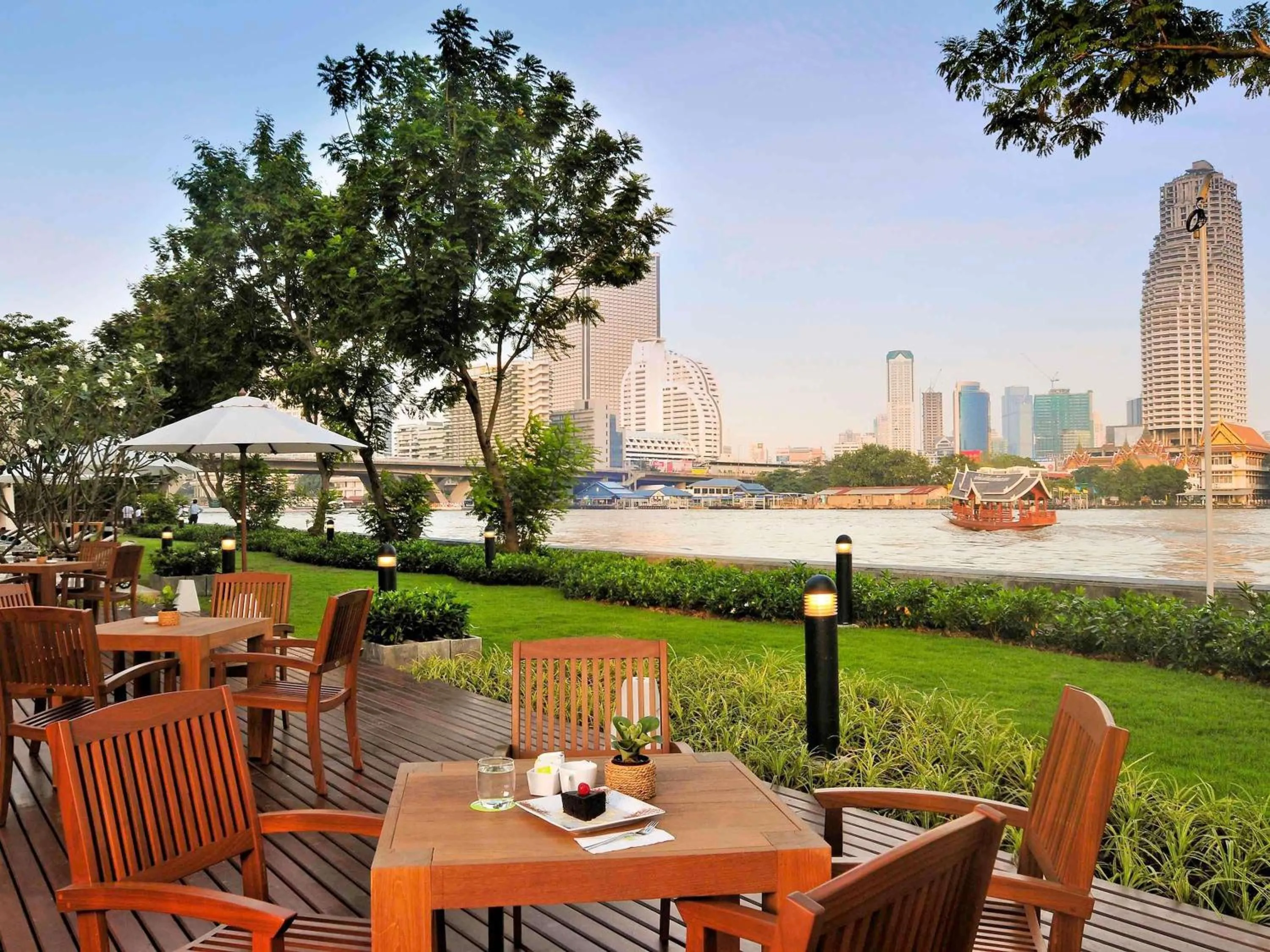 Restaurant/places to eat in Ibis Bangkok Riverside