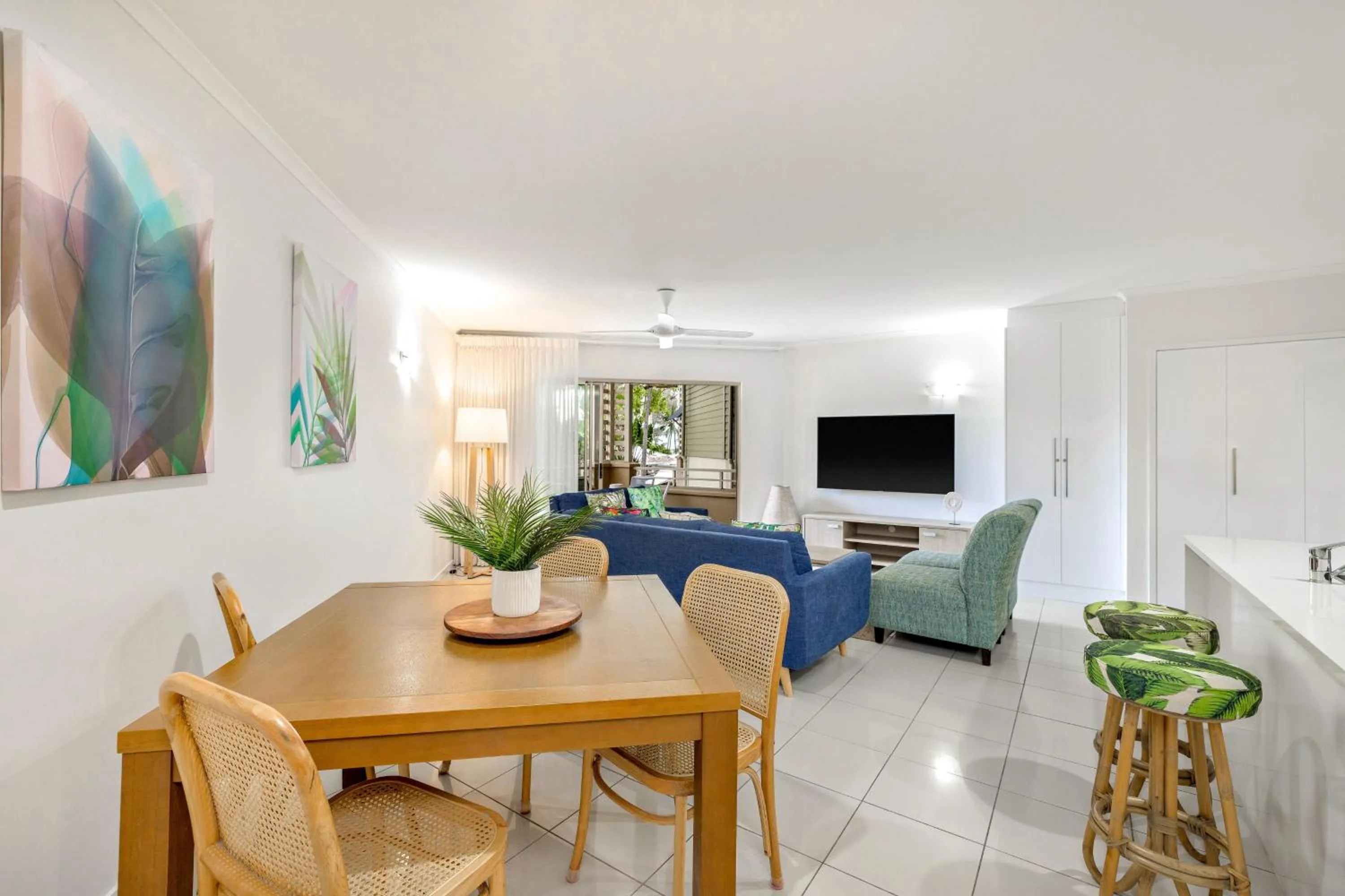 Dining area in Mantra Amphora