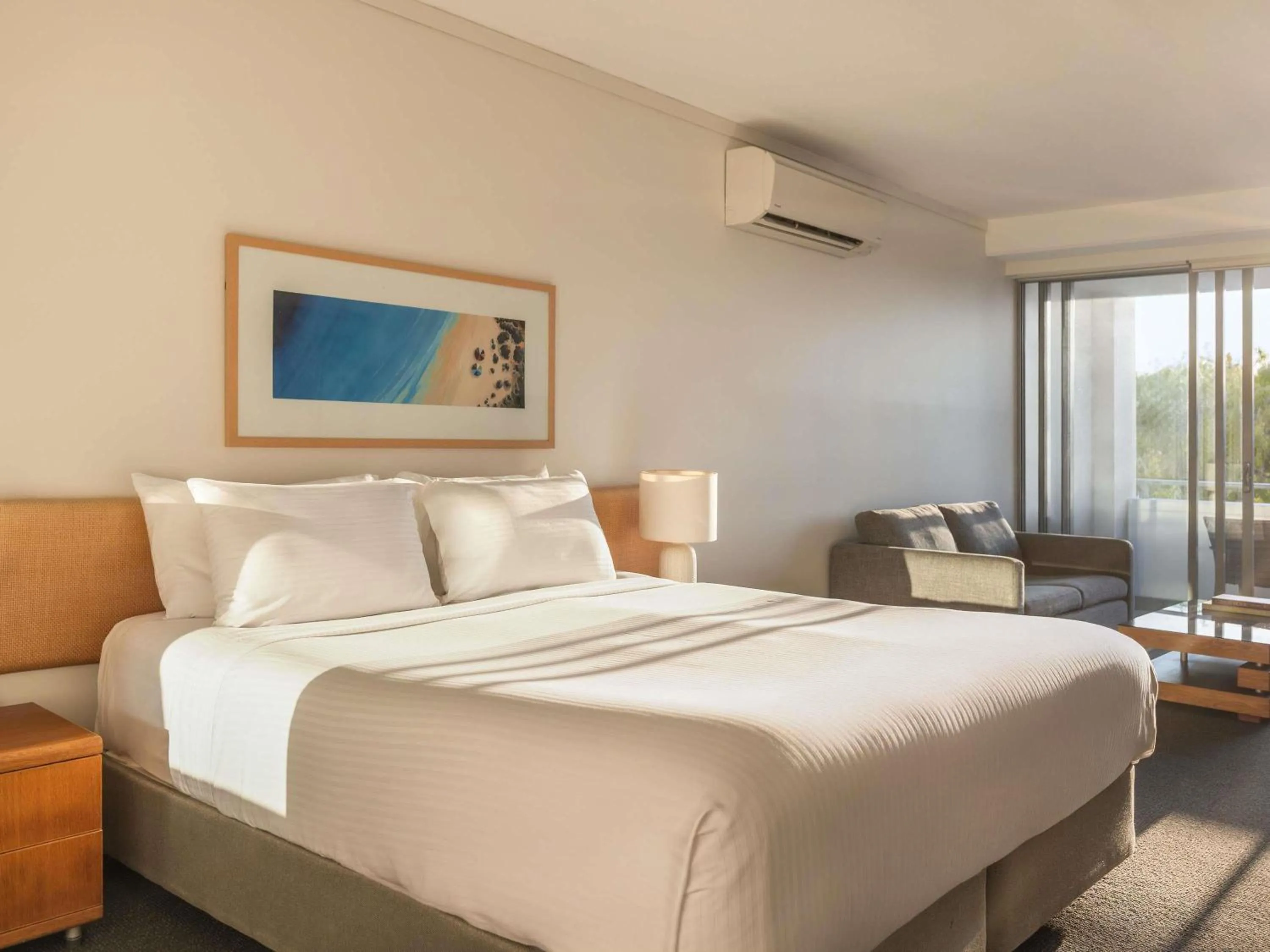 Bedroom, Bed in Peppers Blue on Blue