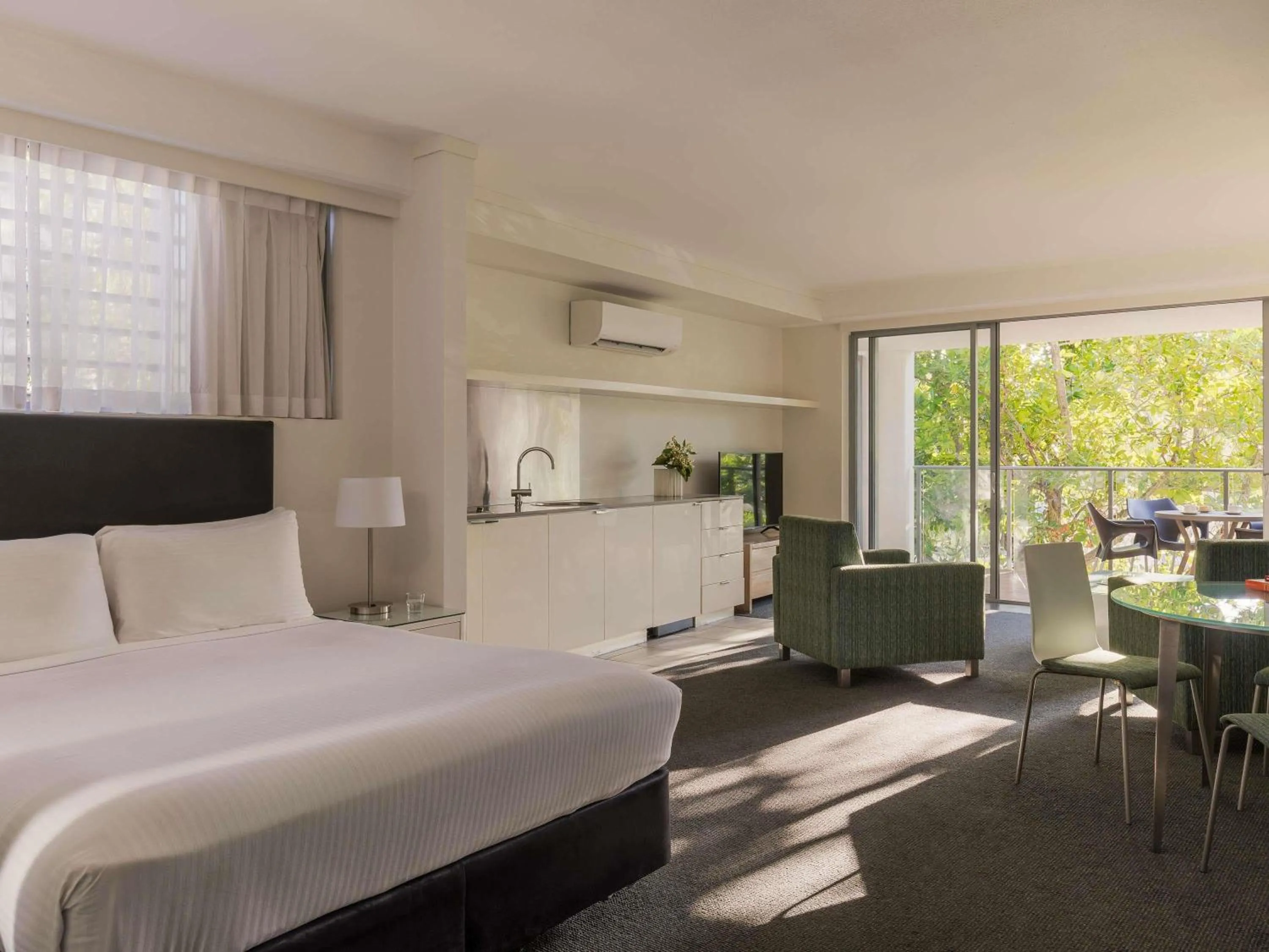 Bedroom, Bed in Peppers Blue on Blue