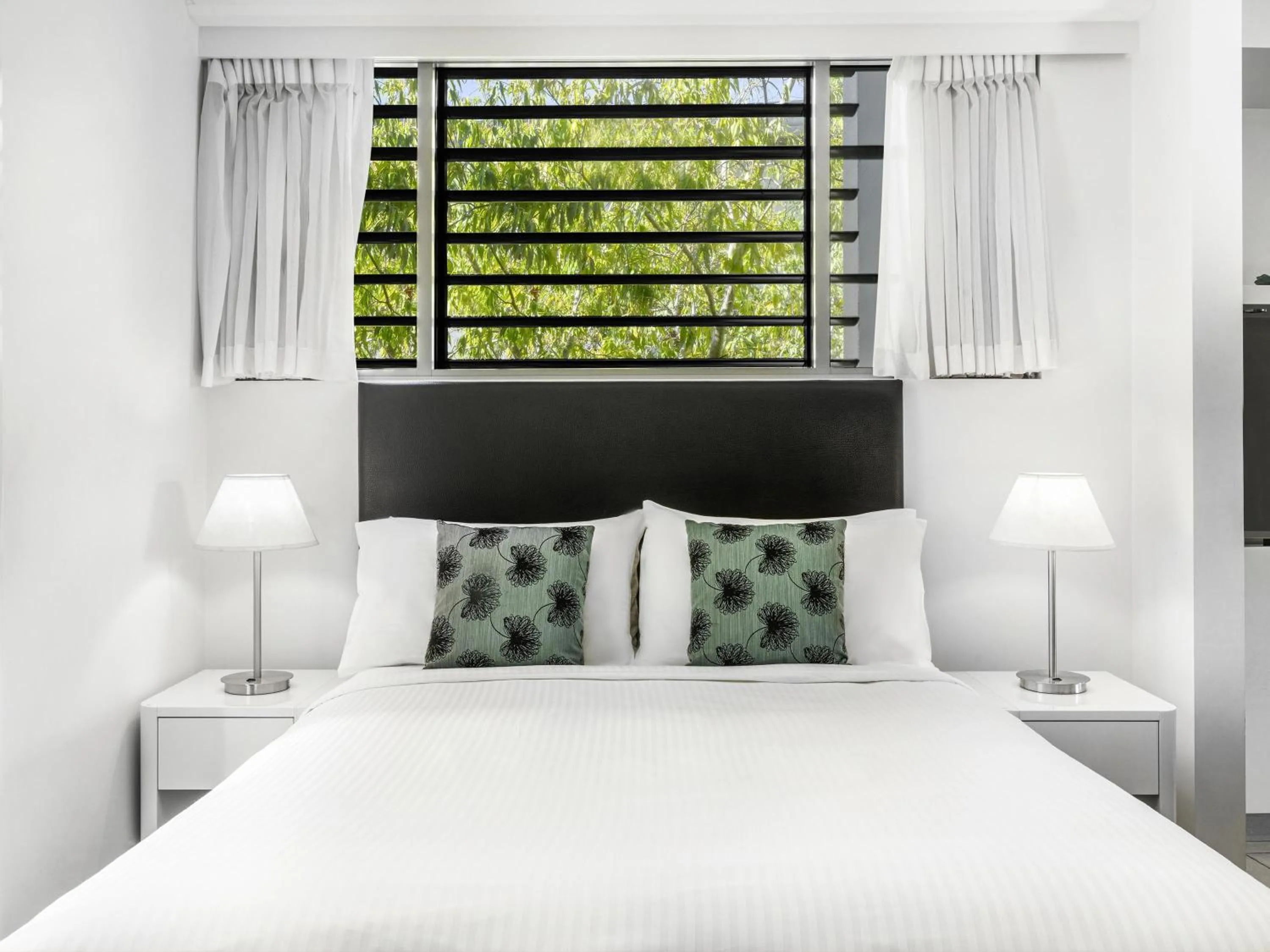 Bedroom, Bed in Peppers Blue on Blue