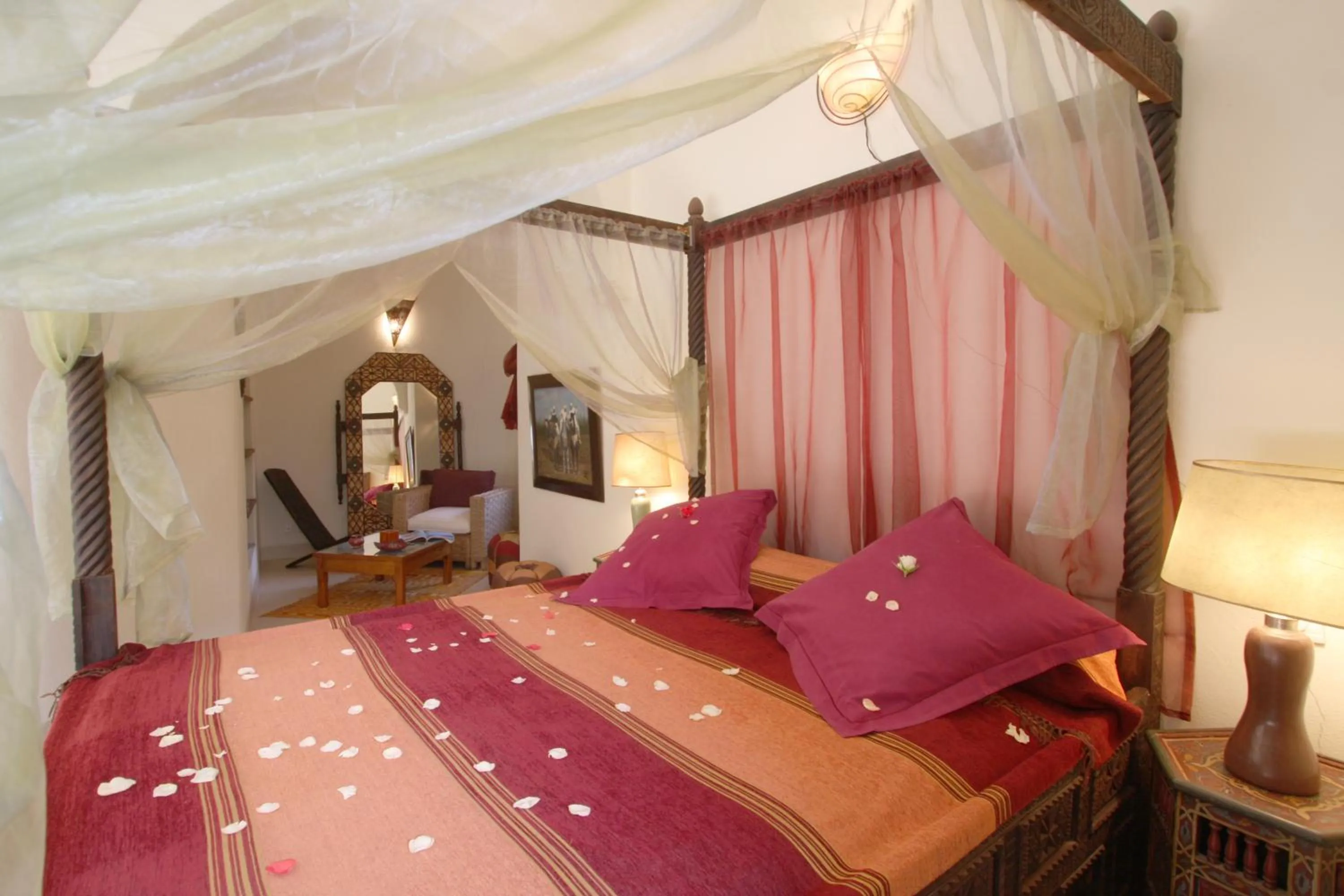 Photo of the whole room, Bed in Riad Cannelle