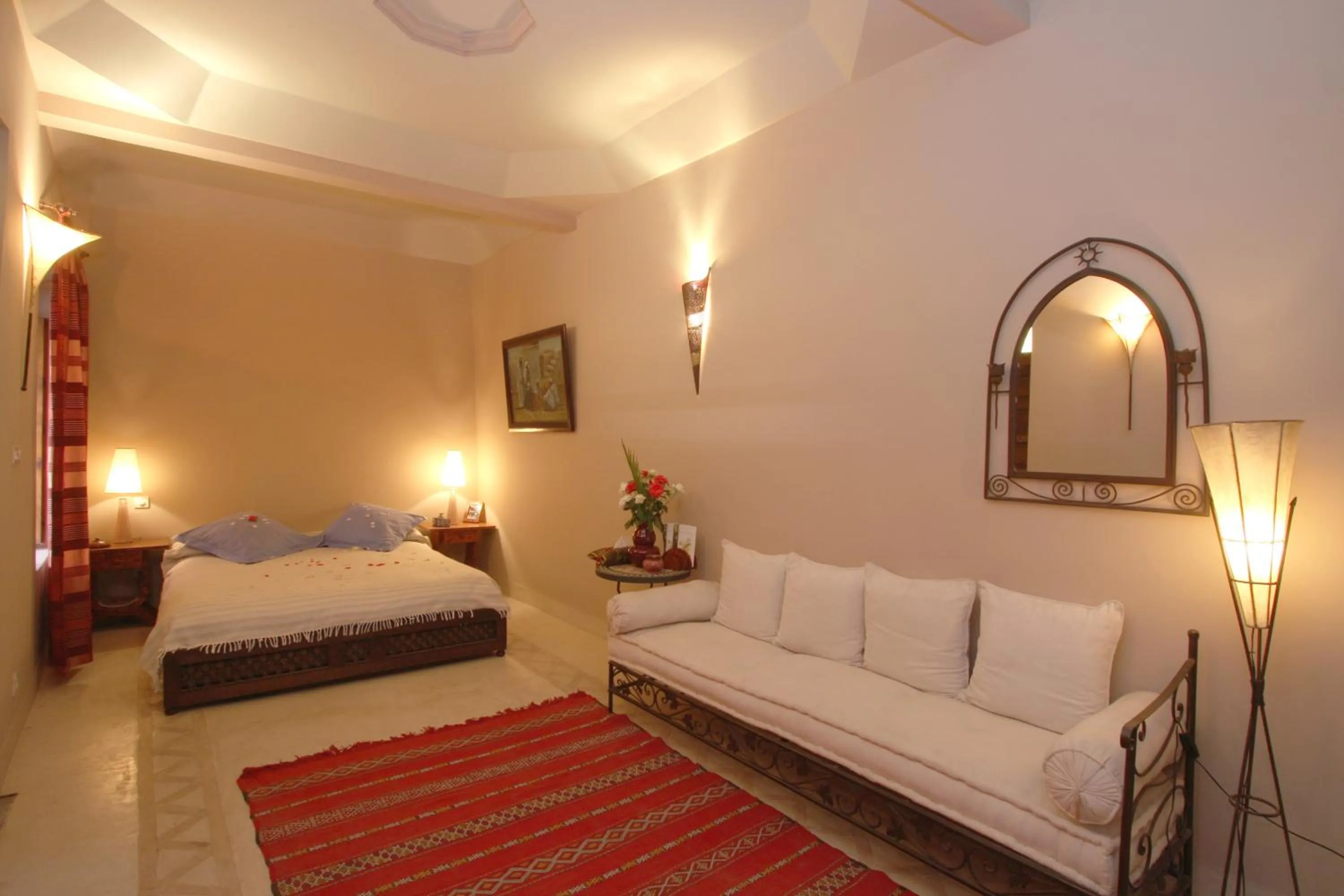 Photo of the whole room, Bed in Riad Cannelle