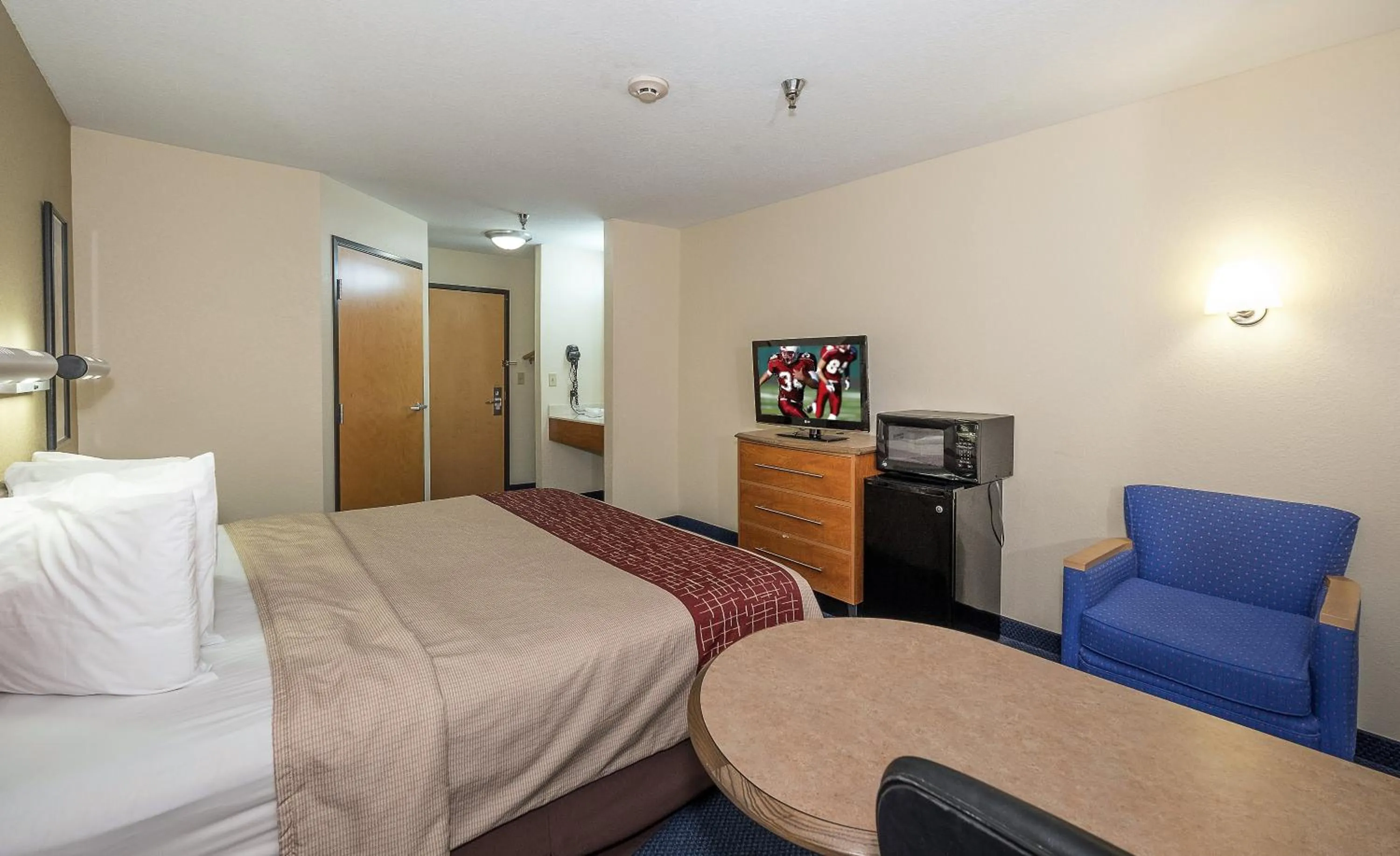 Photo of the whole room, Bed in Red Roof Inn Jackson, OH