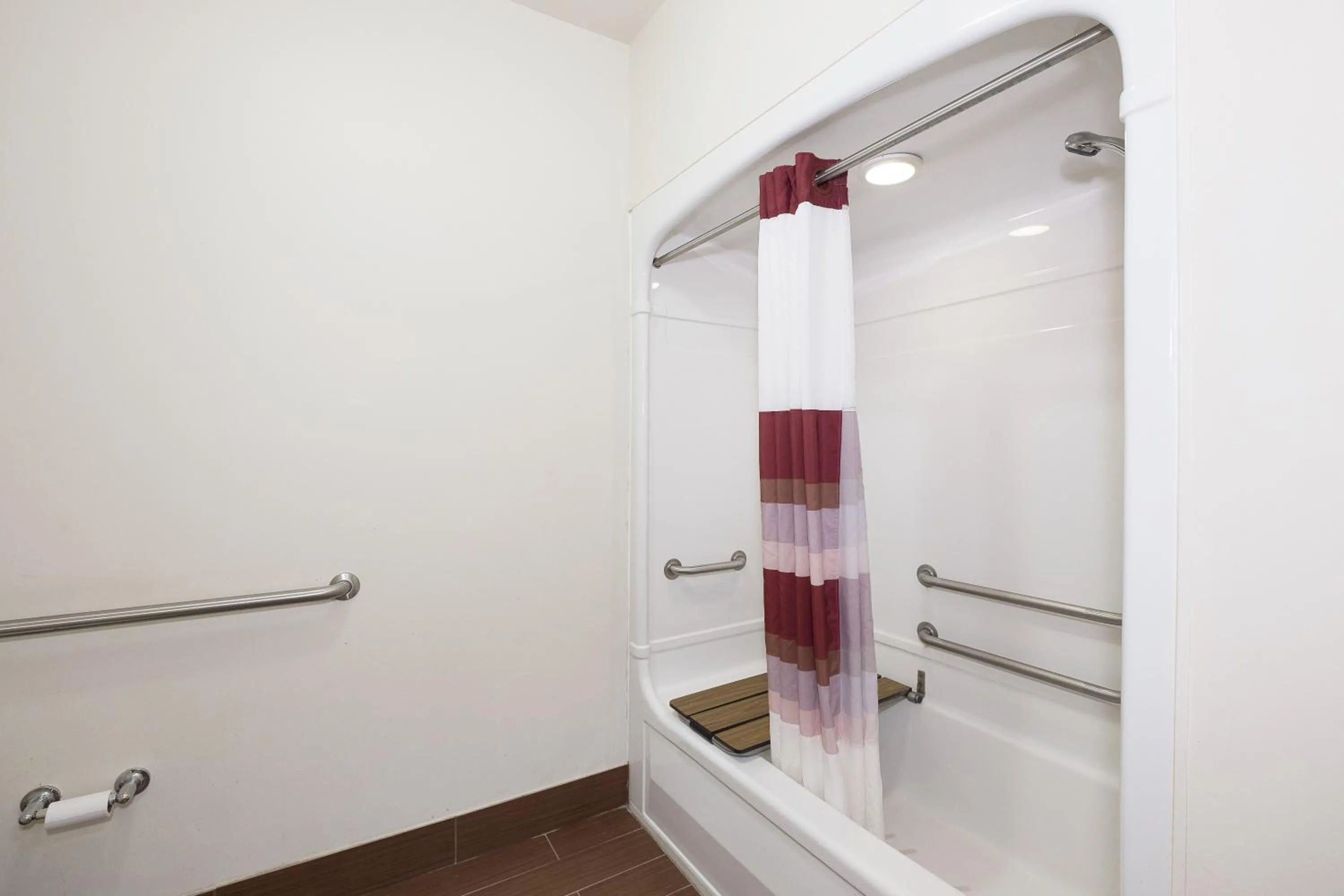 Bathroom in Red Roof Inn Jackson, OH