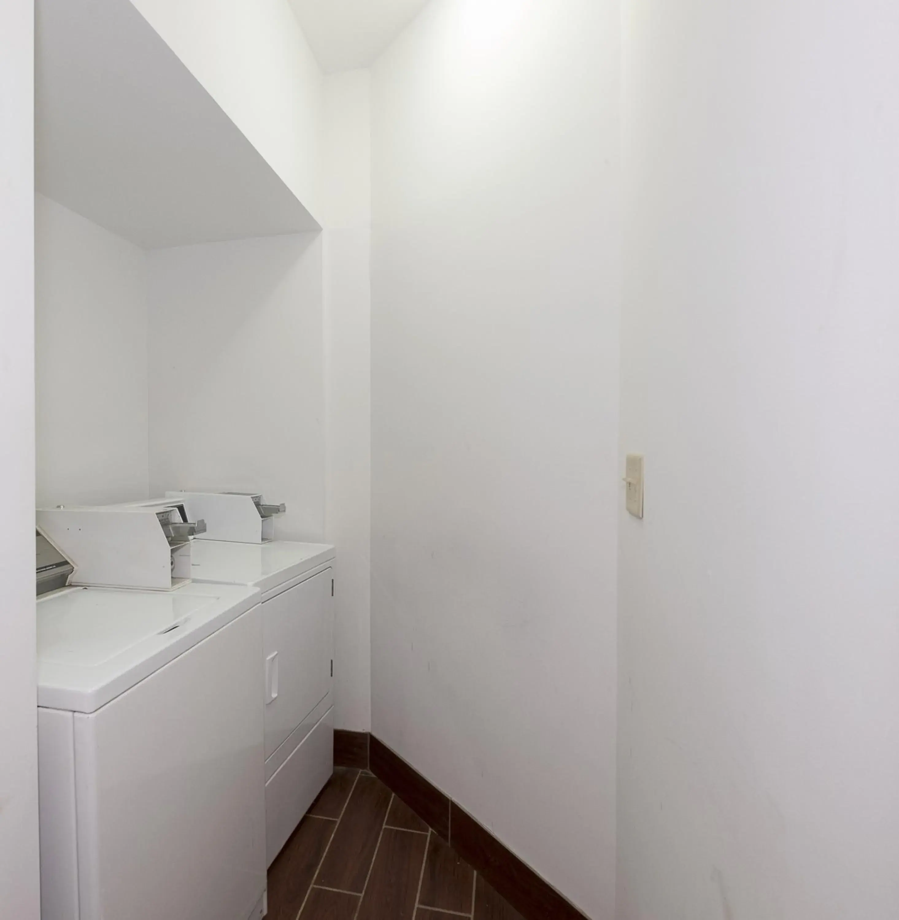 Superior King Room Disability Access Non-Smoking in Red Roof Inn Jackson, OH Superior King Room Disability Access Non-Smoking in Red Roof Inn Jackson, OH