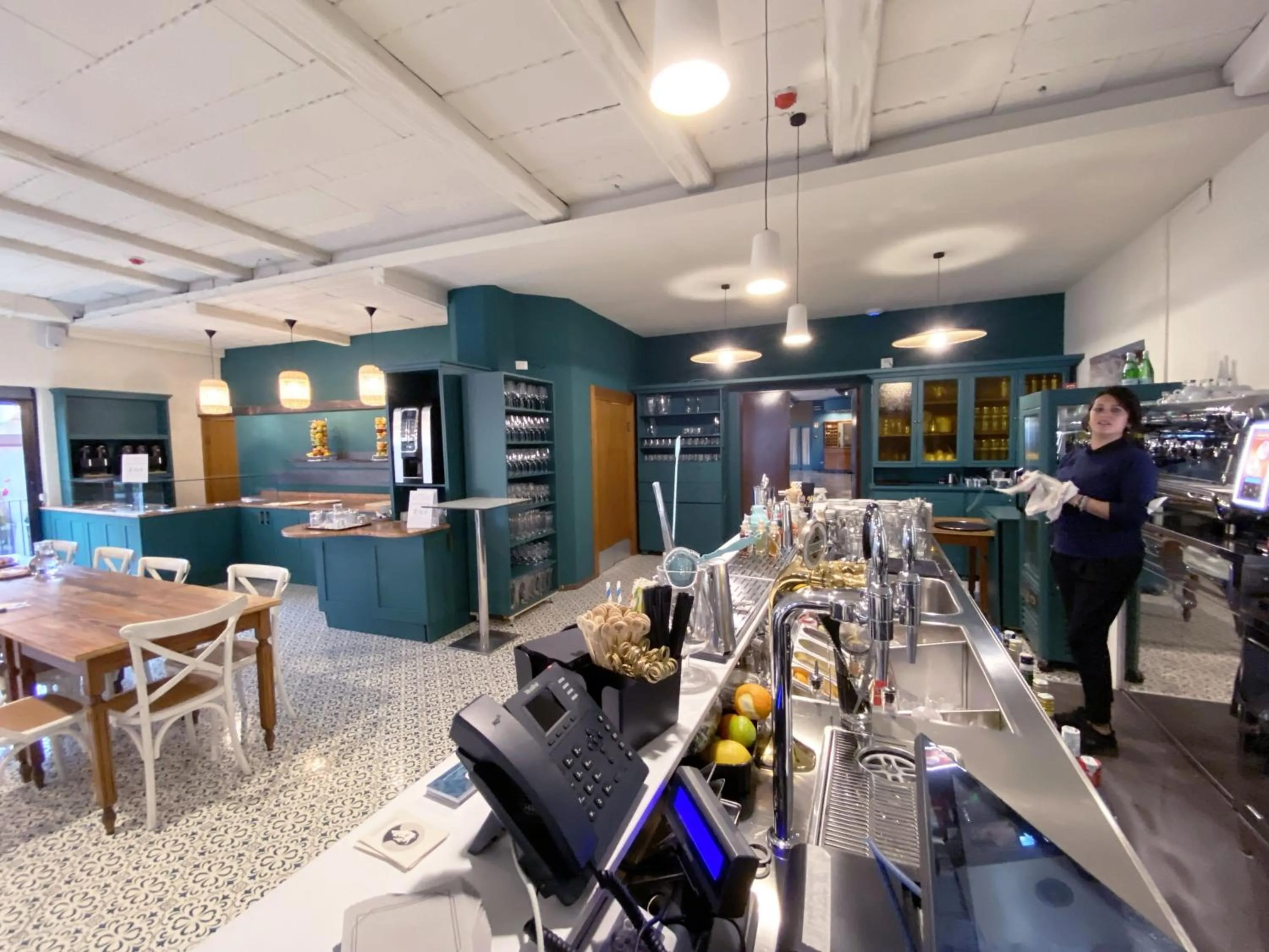 Restaurant/places to eat in Hotel Astoria