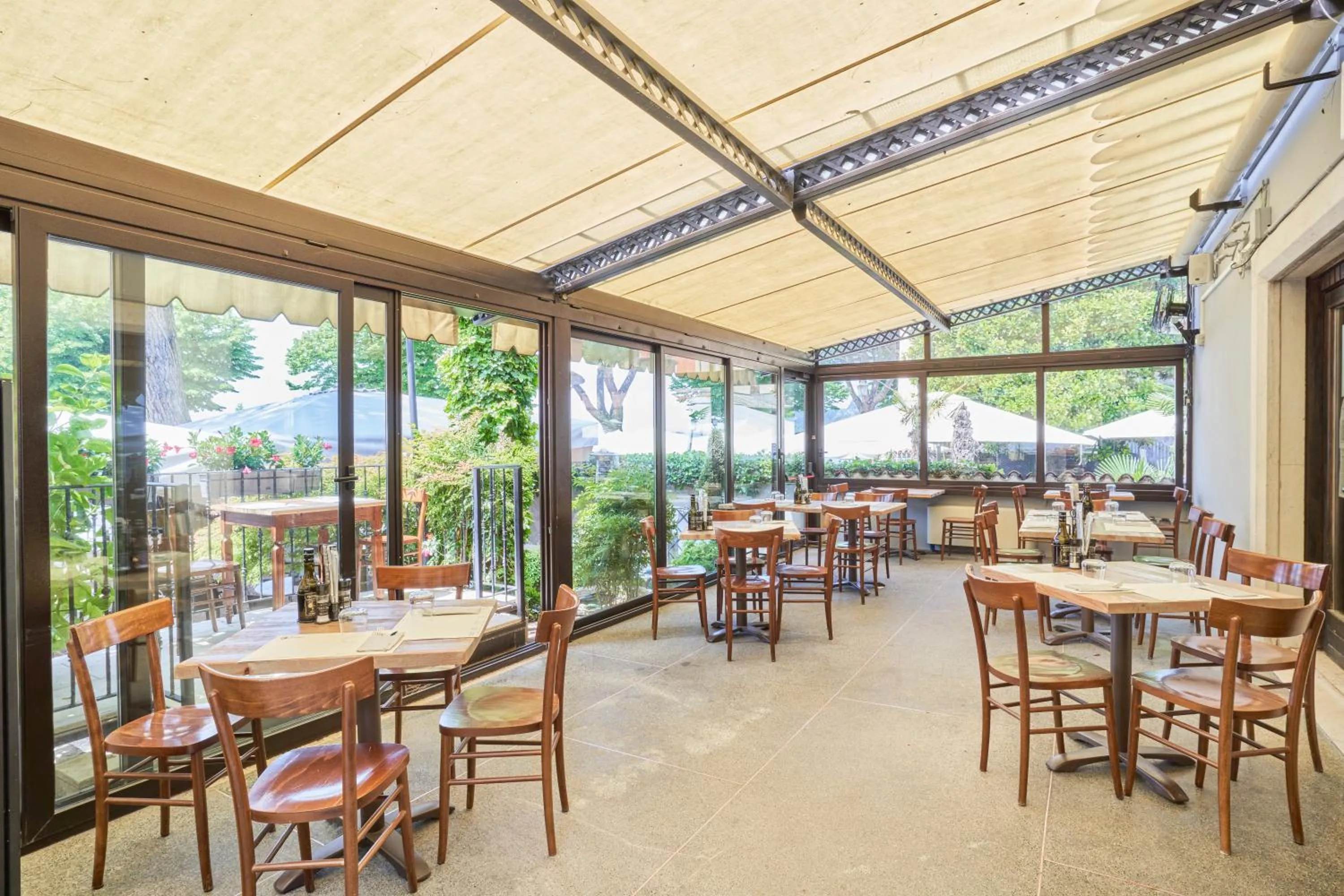 Restaurant/places to eat in Hotel Astoria