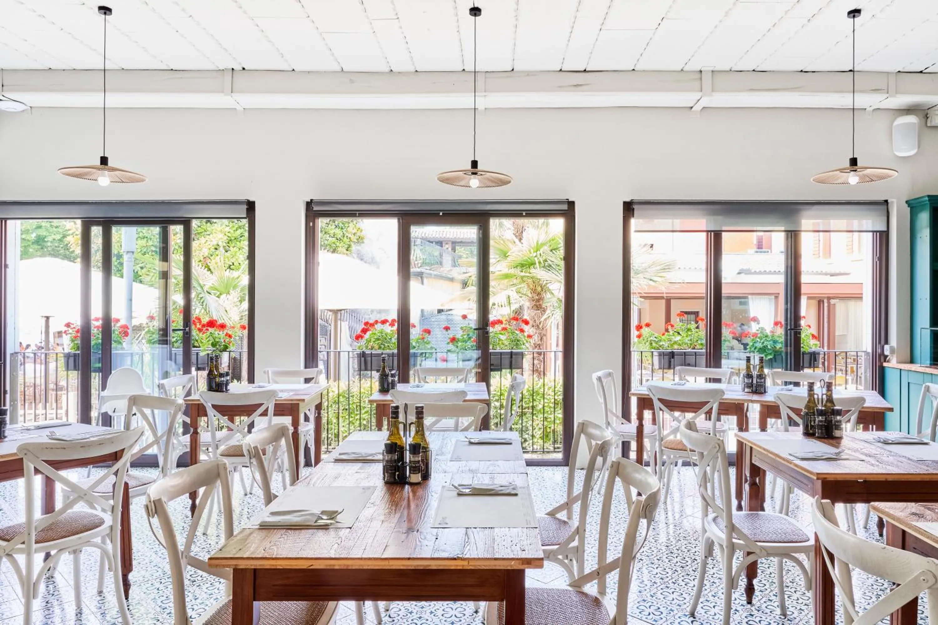 Restaurant/places to eat in Hotel Astoria