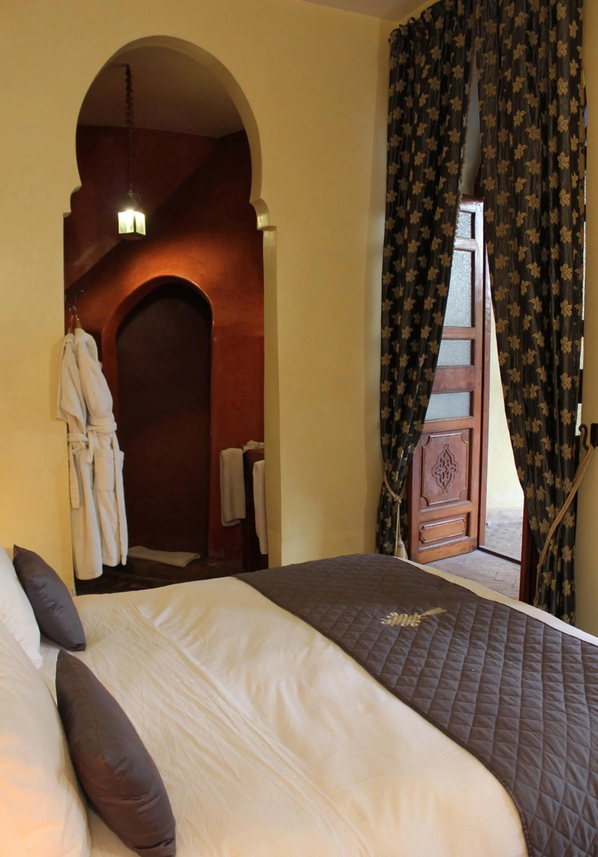 Photo of the whole room, Bed in Riad Léna & Spa