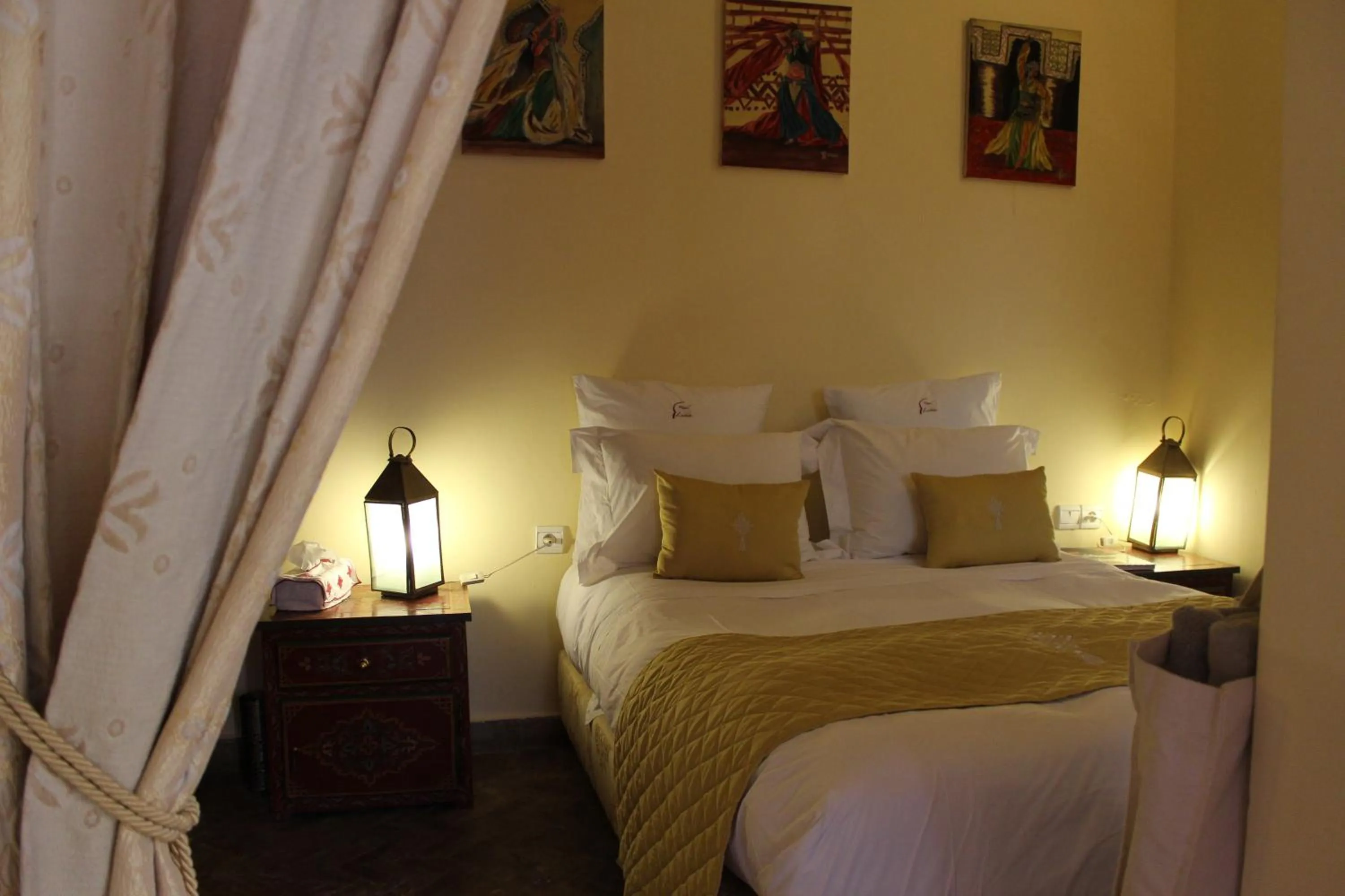 Photo of the whole room, Bed in Riad Léna & Spa