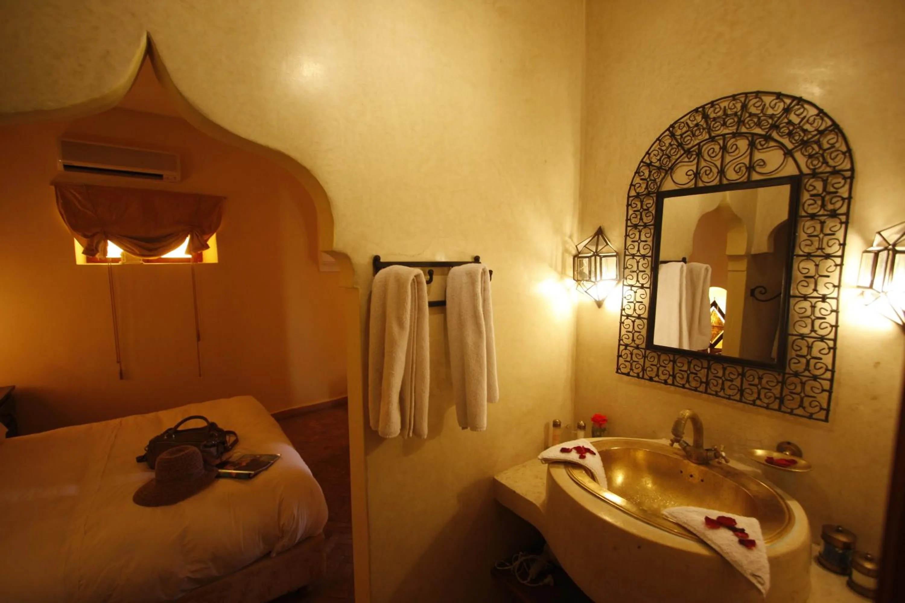 Bathroom, Bed in Riad Léna & Spa