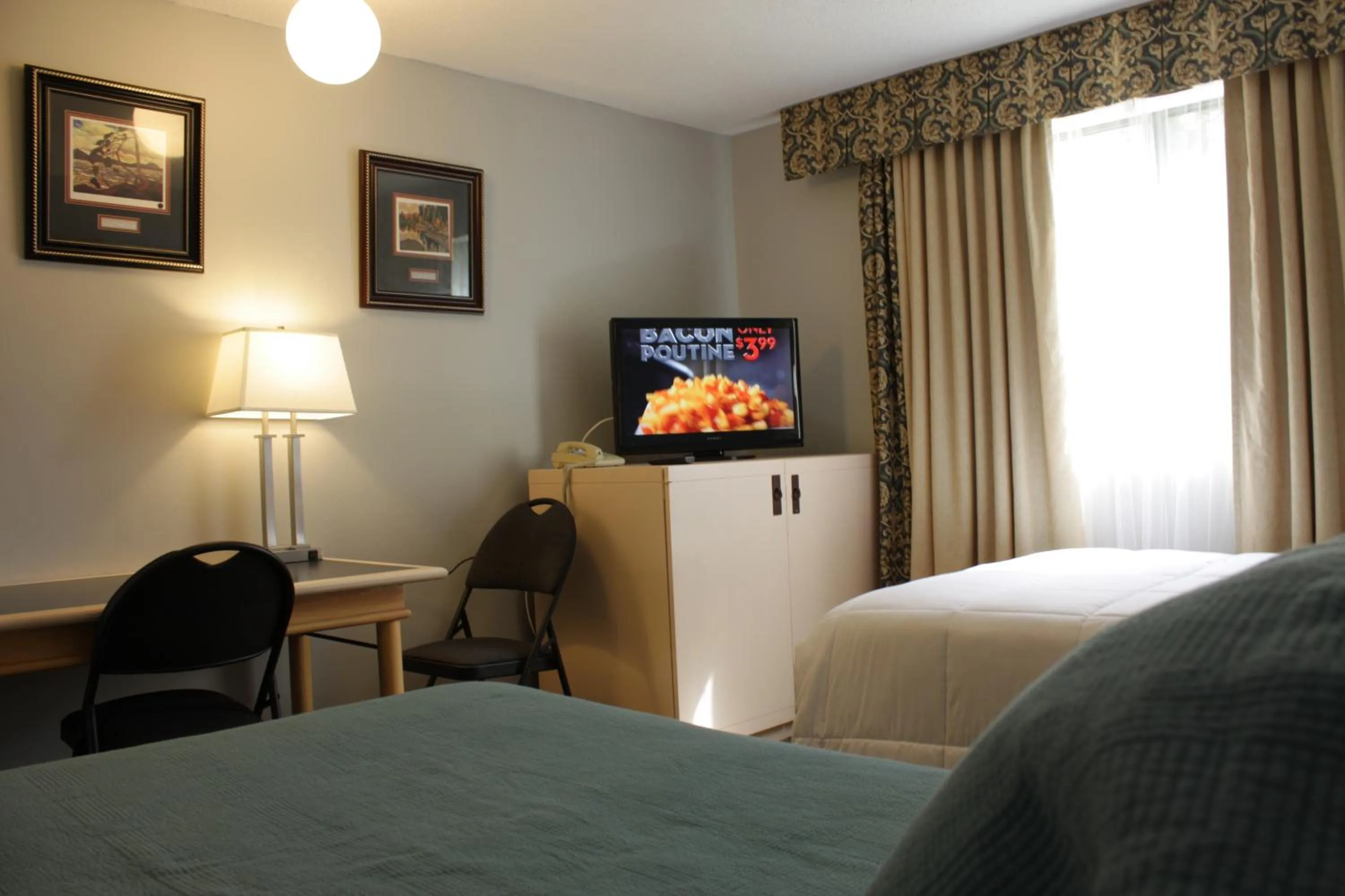 Bed in Hillcrest Motel