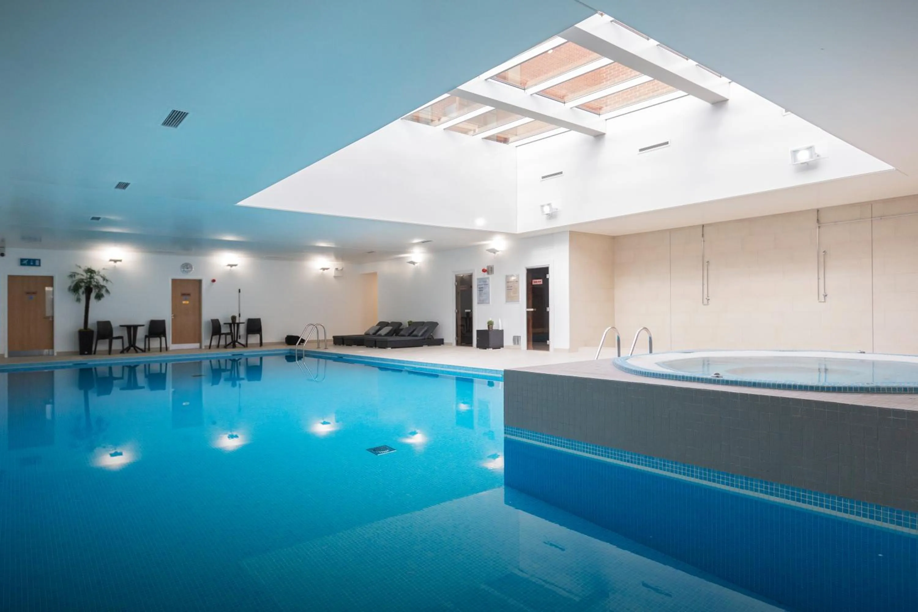 Swimming pool in The Oxfordshire Golf & Spa Hotel